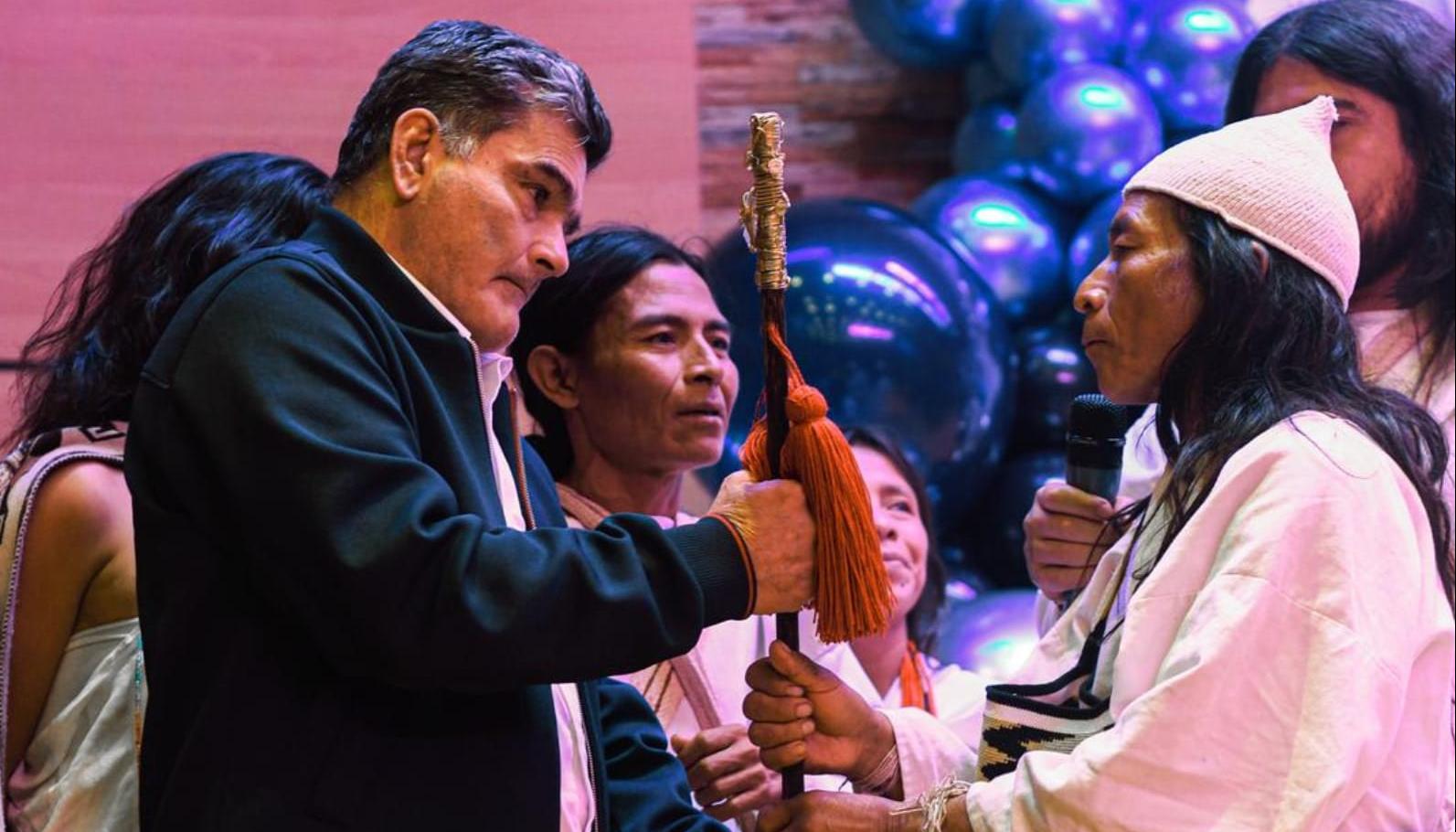 El Procurador Gregorio Eljach recibiendo el bastón de mando de un mamo kogui.