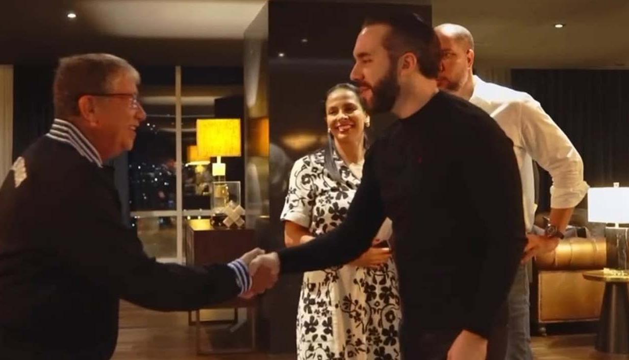 El saludo de Hernán Darío Gómez y Nayib Bukele en el palacio presidencial. 