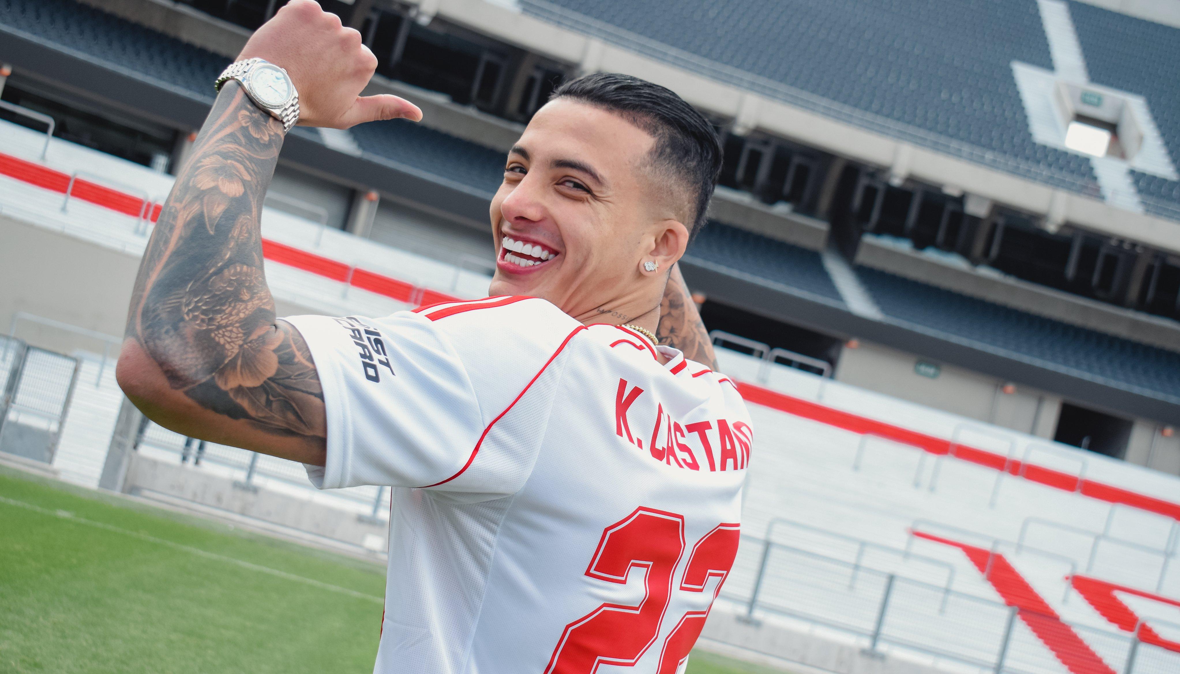 Kevin Castaño con la camiseta de River en el gramado del Más Monumental. 