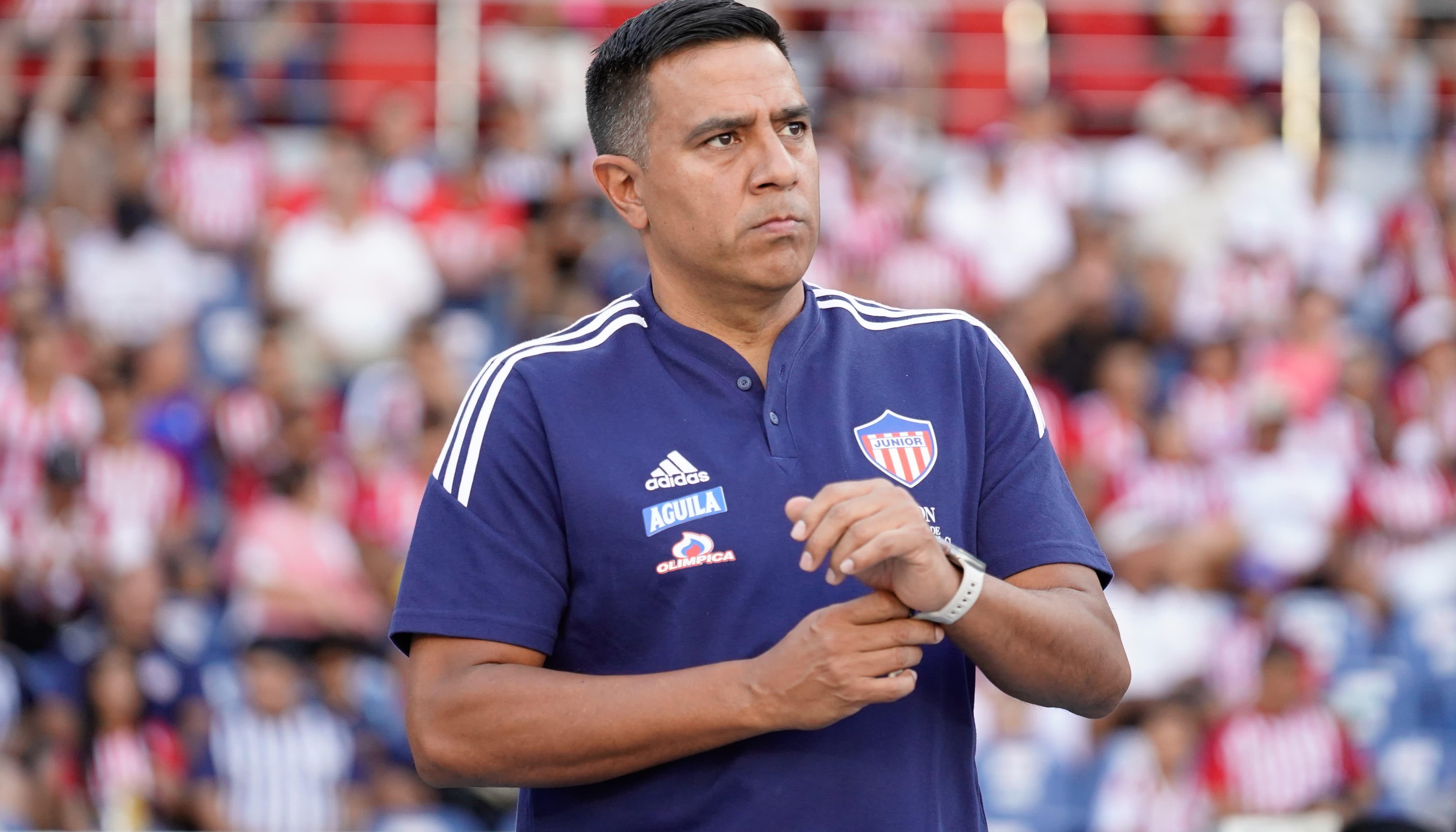 César Farías, técnico del Junior, durante el partido contra Millonarios. 