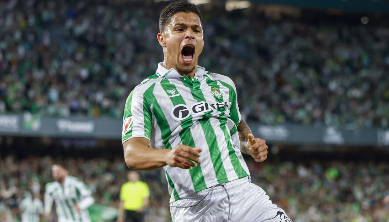 El colombiano 'Cucho' Hernández, celebra su gol ante el Sevilla. 