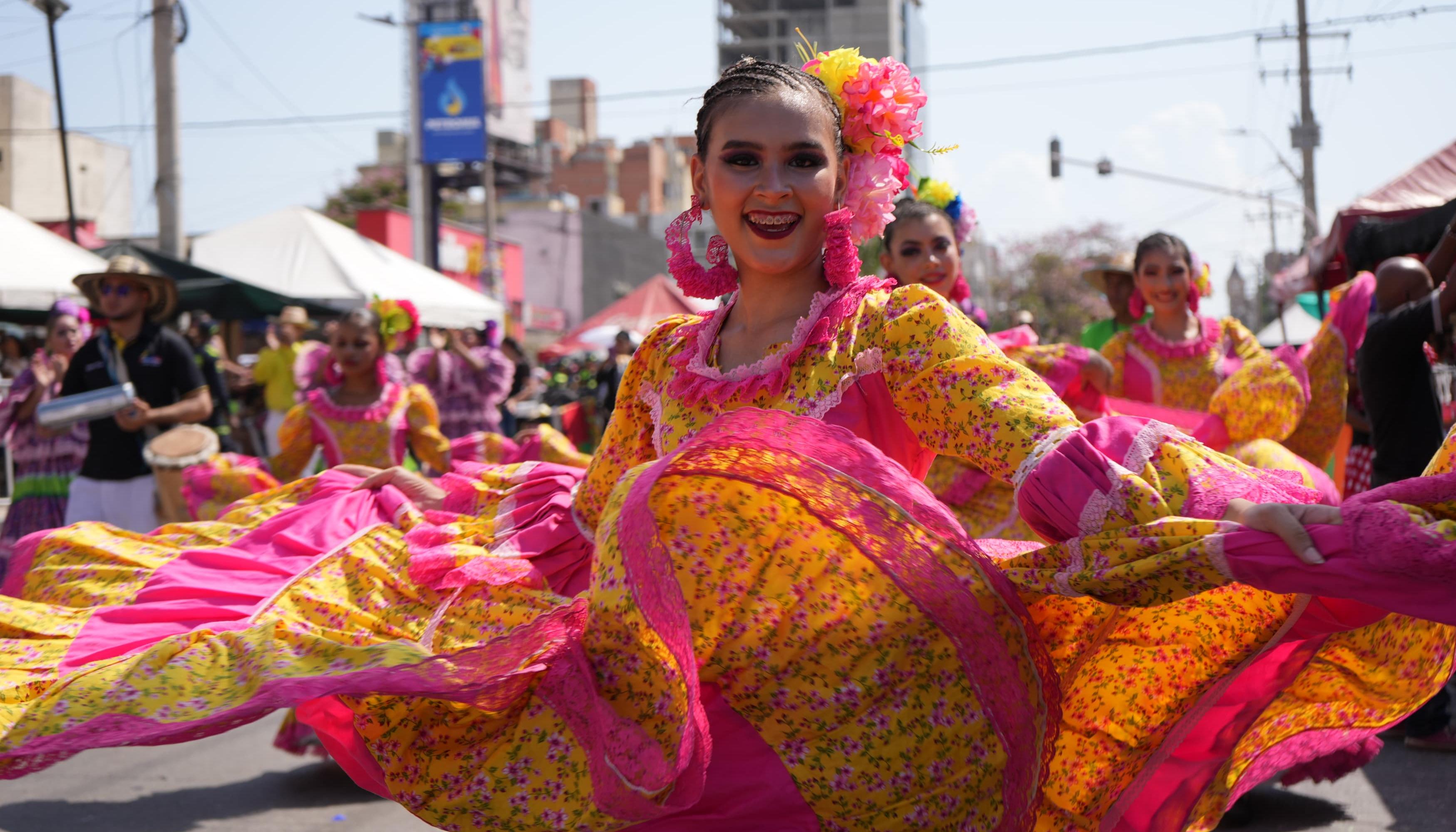 Más de 90 grupos folclóricos participan en el desfile. 