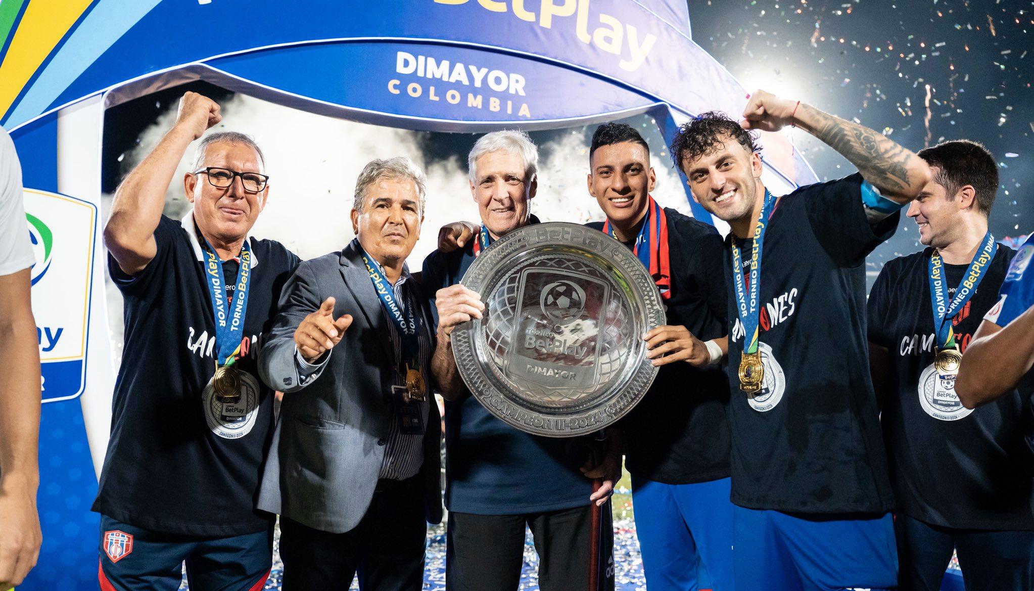 Jorge Luis Pinto, Eduardo Dávila, Melquisedec Navarro y los jugadores Ruyeri Blanco y Cristian Sención. 