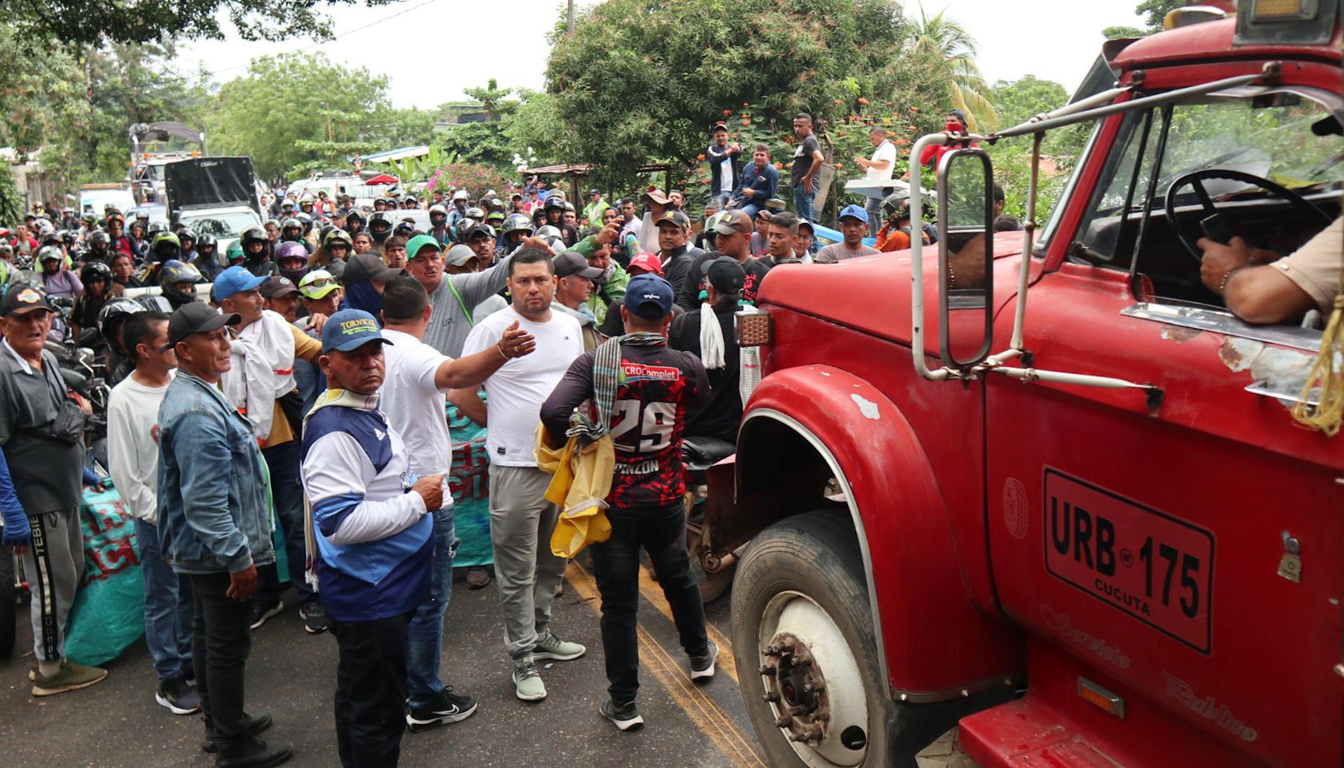 Productores de arroz bloquean carretera en Norte de Santander.