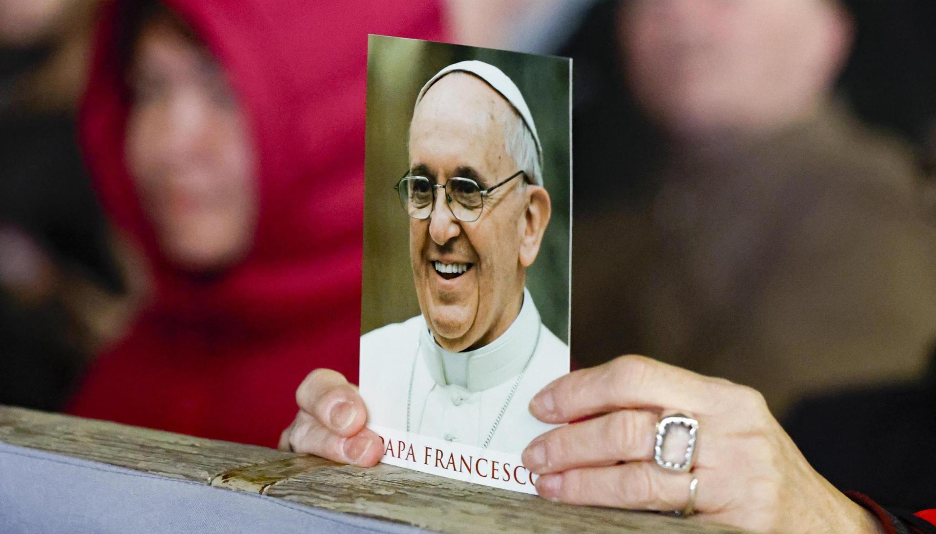 Los fieles asisten a una oración del Rosario por la salud del Papa Francisco en Roma.