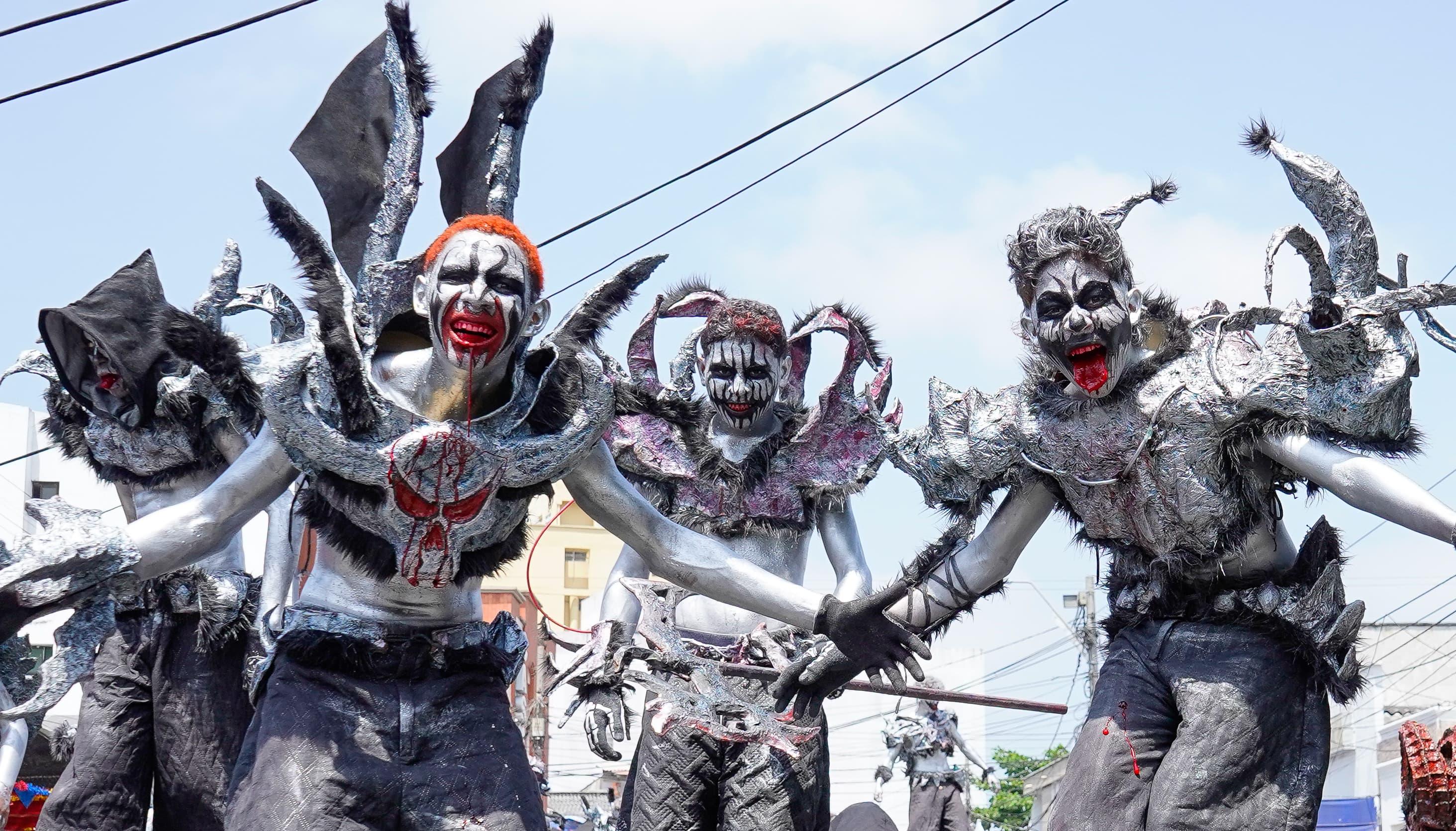 Dimensión Plateada abrió el desfile en la Gran Parada 'Carlos Franco'.