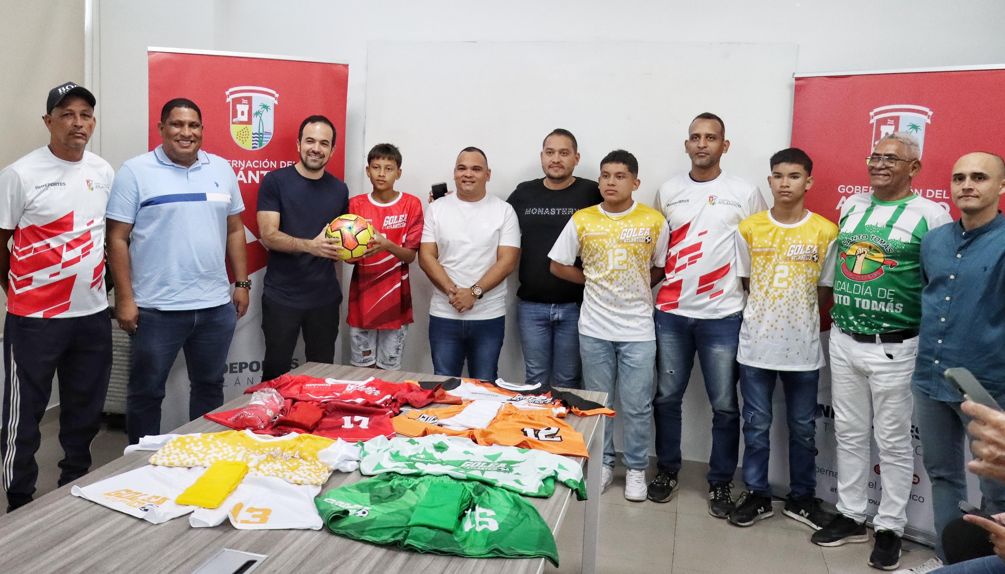 El director de Indeportes Atlántico, Iván Urquijo, hizo entrega de los uniformes a los equipos participantes. 
