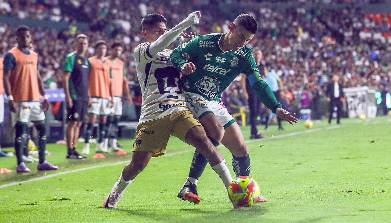 James Rodríguez disputa el balón con Piero Quispe, de Pumas. 