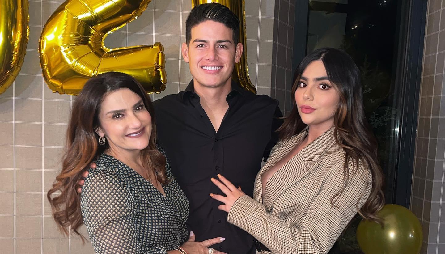 James Rodríguez y Juana Valentina con Pilar Rubio, madre de ambos. 