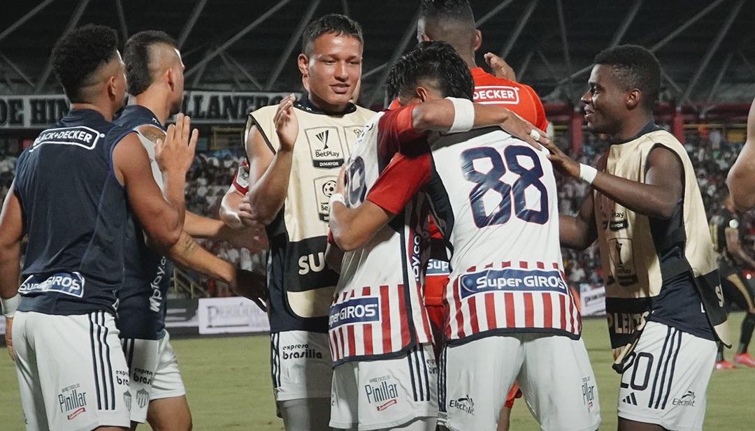Jugadores del Junior festejando el gol de Bryan Castrillón 