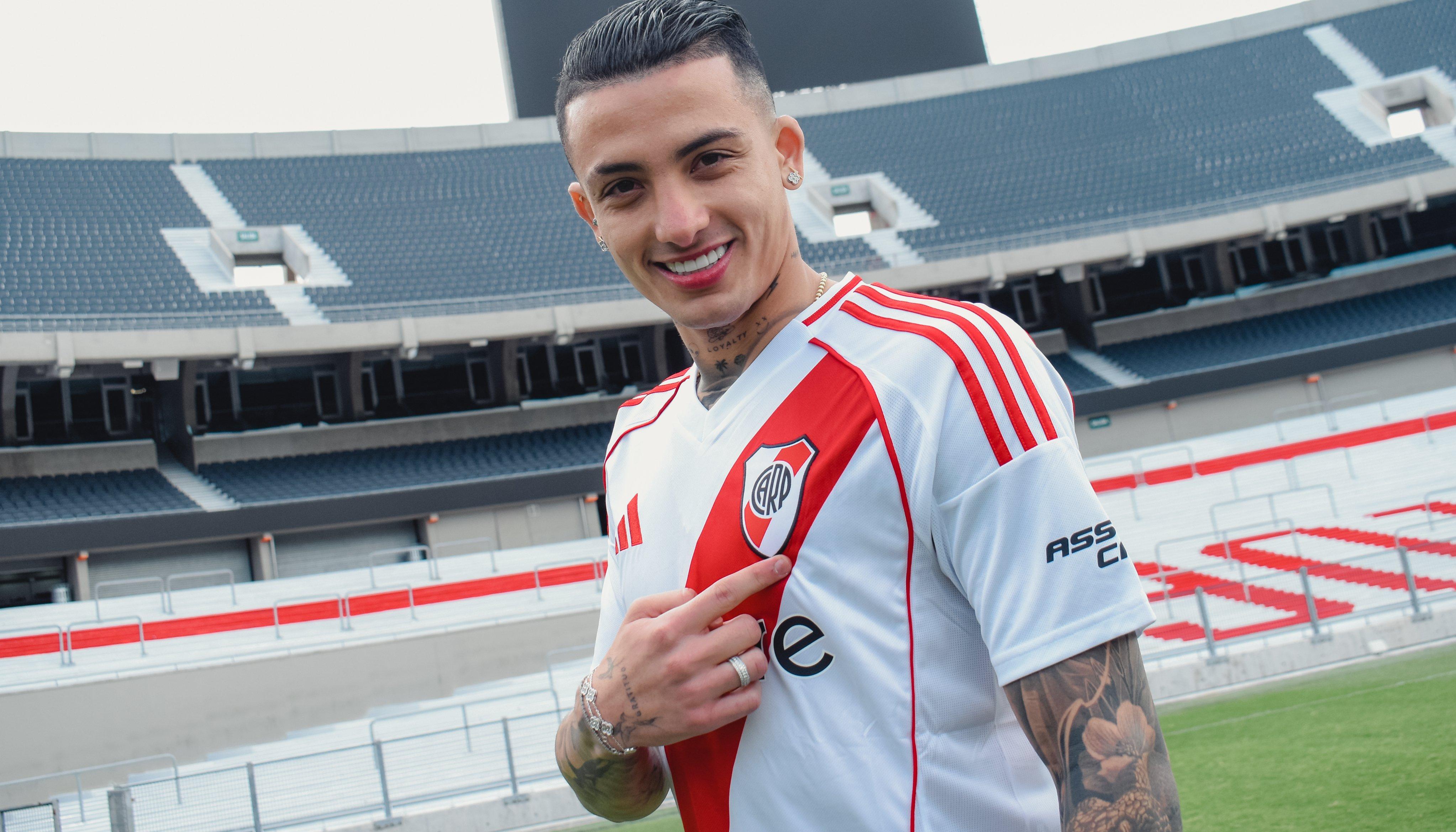 El colombiano Kevin Castaño luciendo la camiseta de River Plate.
