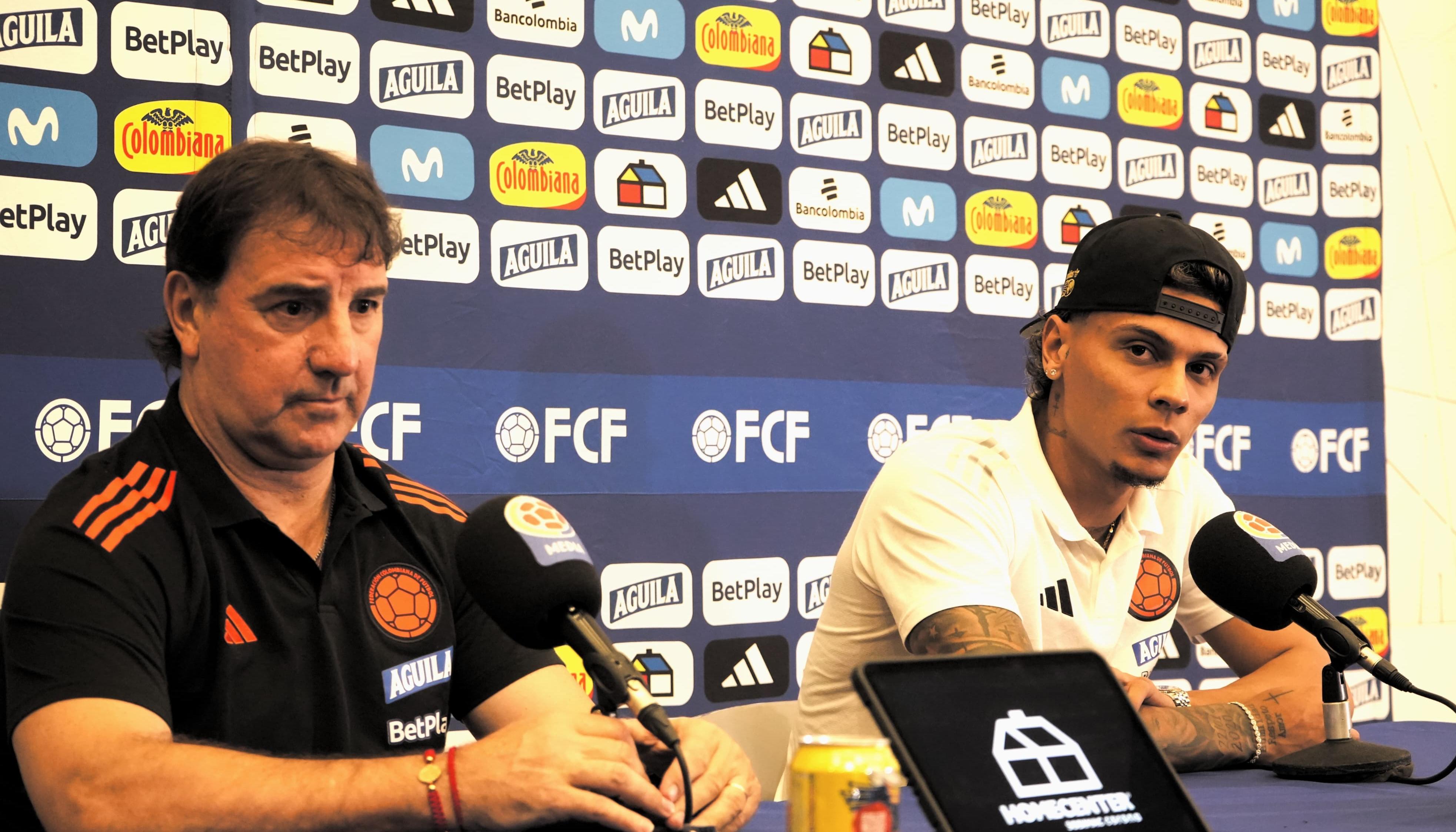 Néstor Lorenzo en rueda de prensa con el mediocampista Richard Ríos.