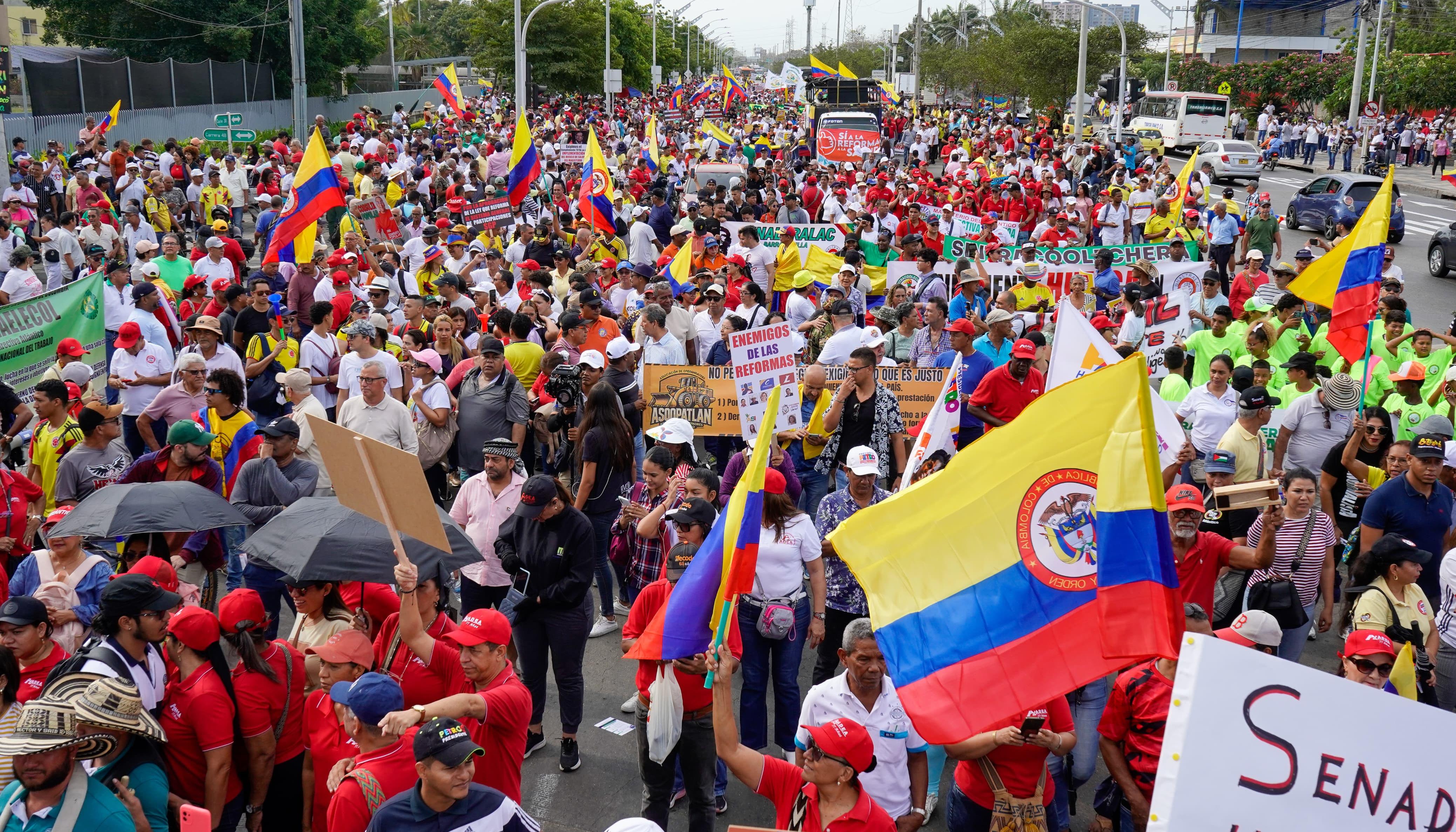 Decenas de personas acudieron a la marcha en favor de las reformas en Barranquilla. 