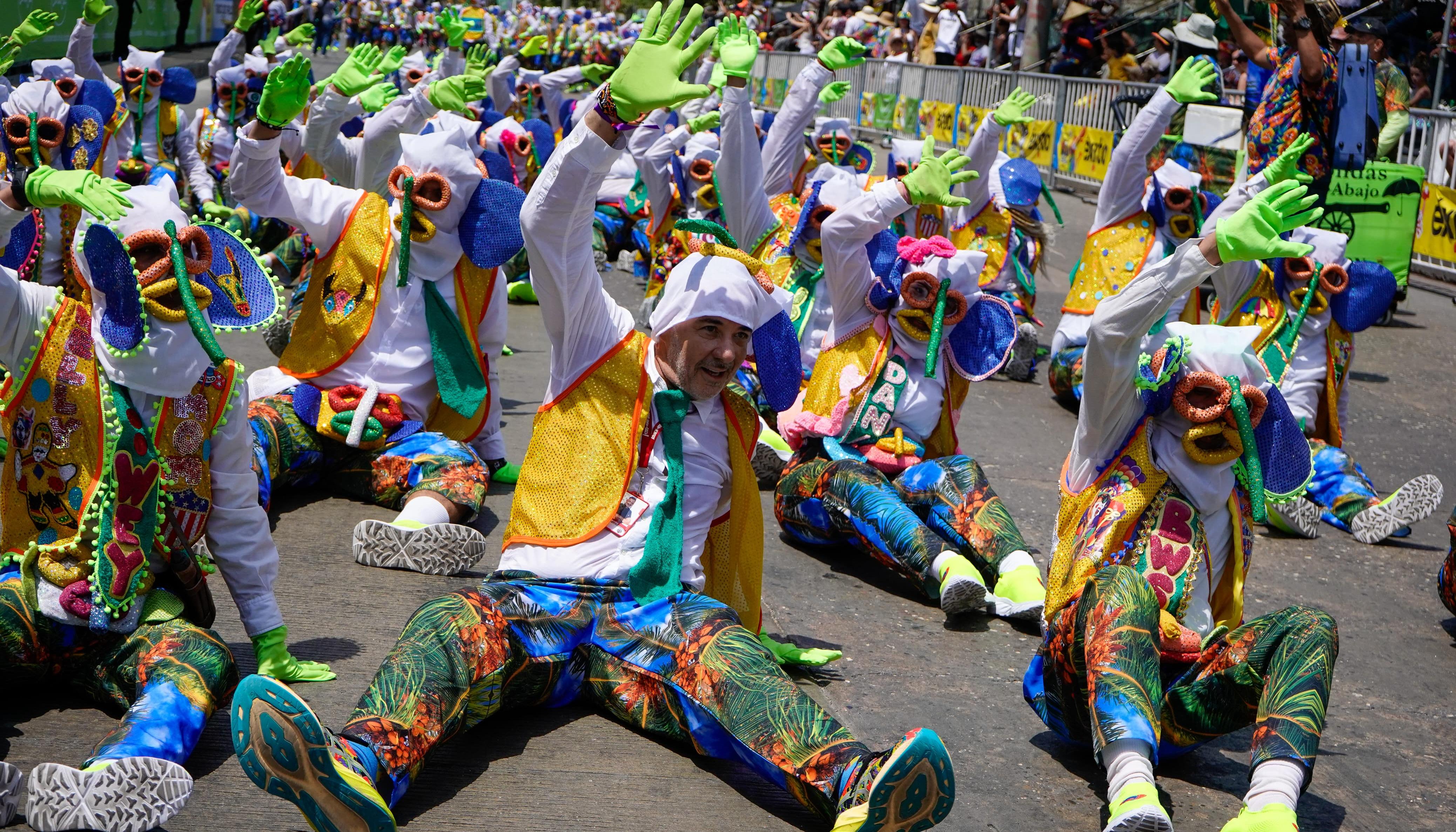 Juan José Jaramillo, gerente de Carnaval S.A.S., gozando con las Marimondas del Barrio Abajo.