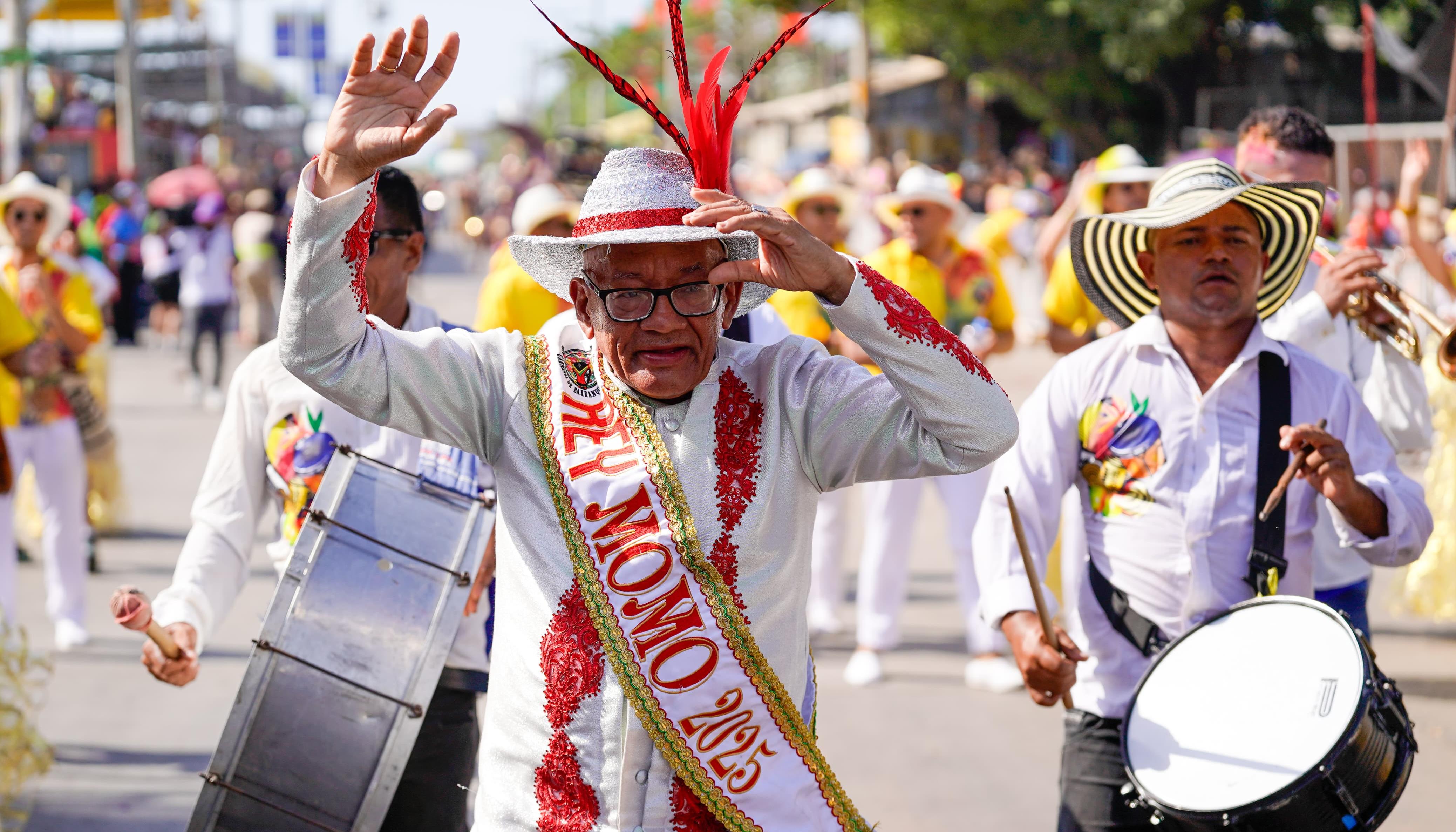 Gabriel Marriaga gozándose la Gran Parada de Comparsas, en la Vía 40.