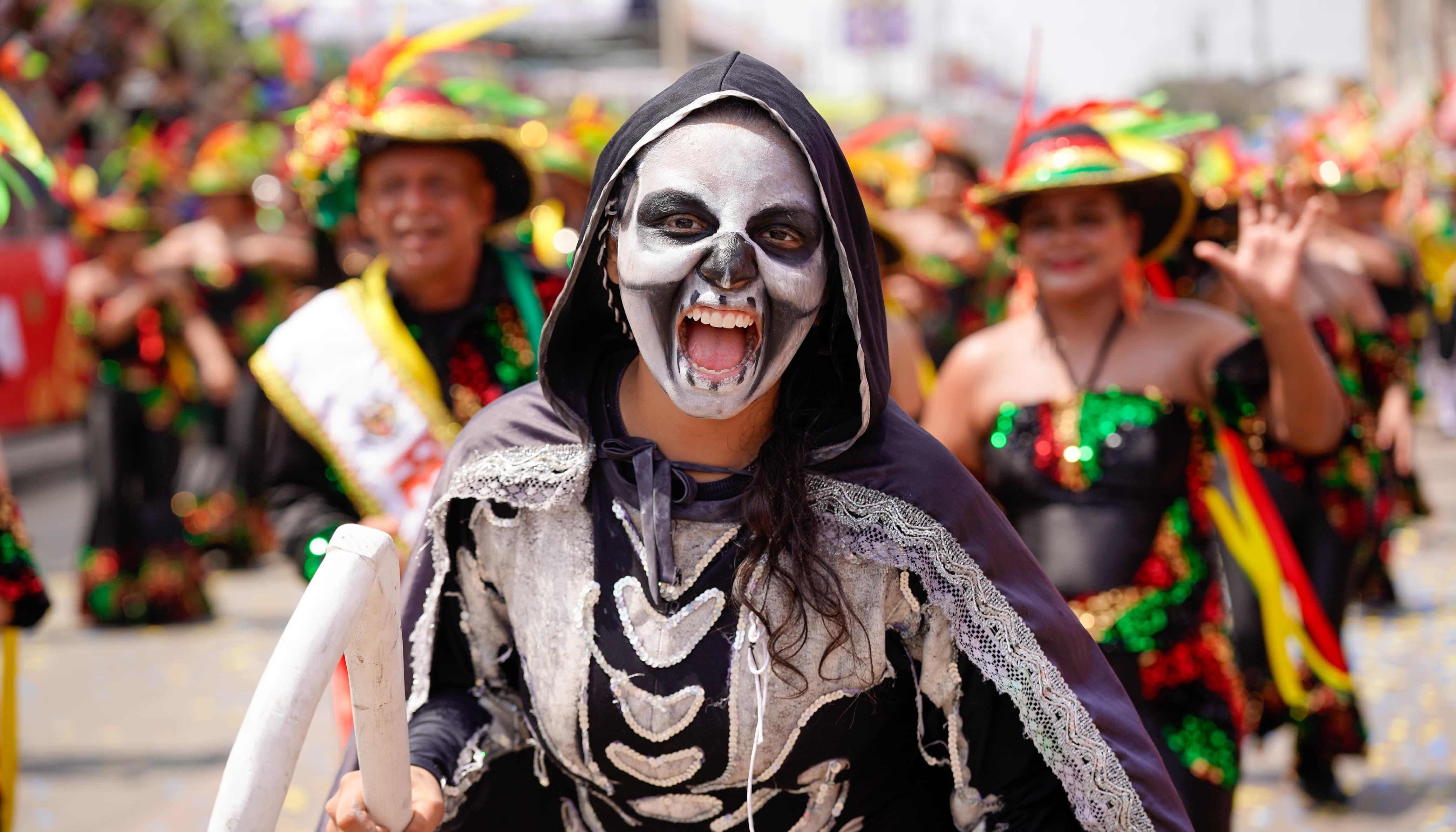 Garabato del Colegio Marco Fidel Suárez durante la Batalla de Flores 2025.