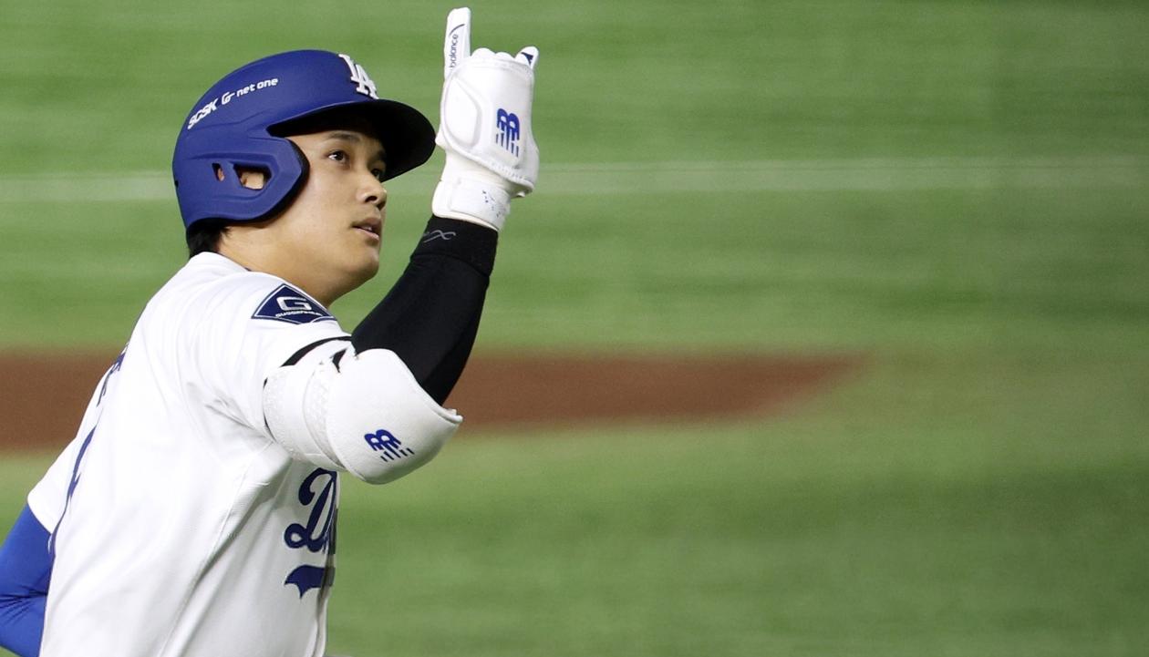Shohei Ohtani recorre las bases tras batear jonrón en el quinto inning.