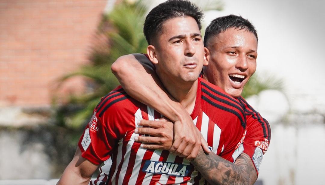 El paraguayo Guillermo Paiva y Carlos Cantillo celebran el gol del empate del Junior. 