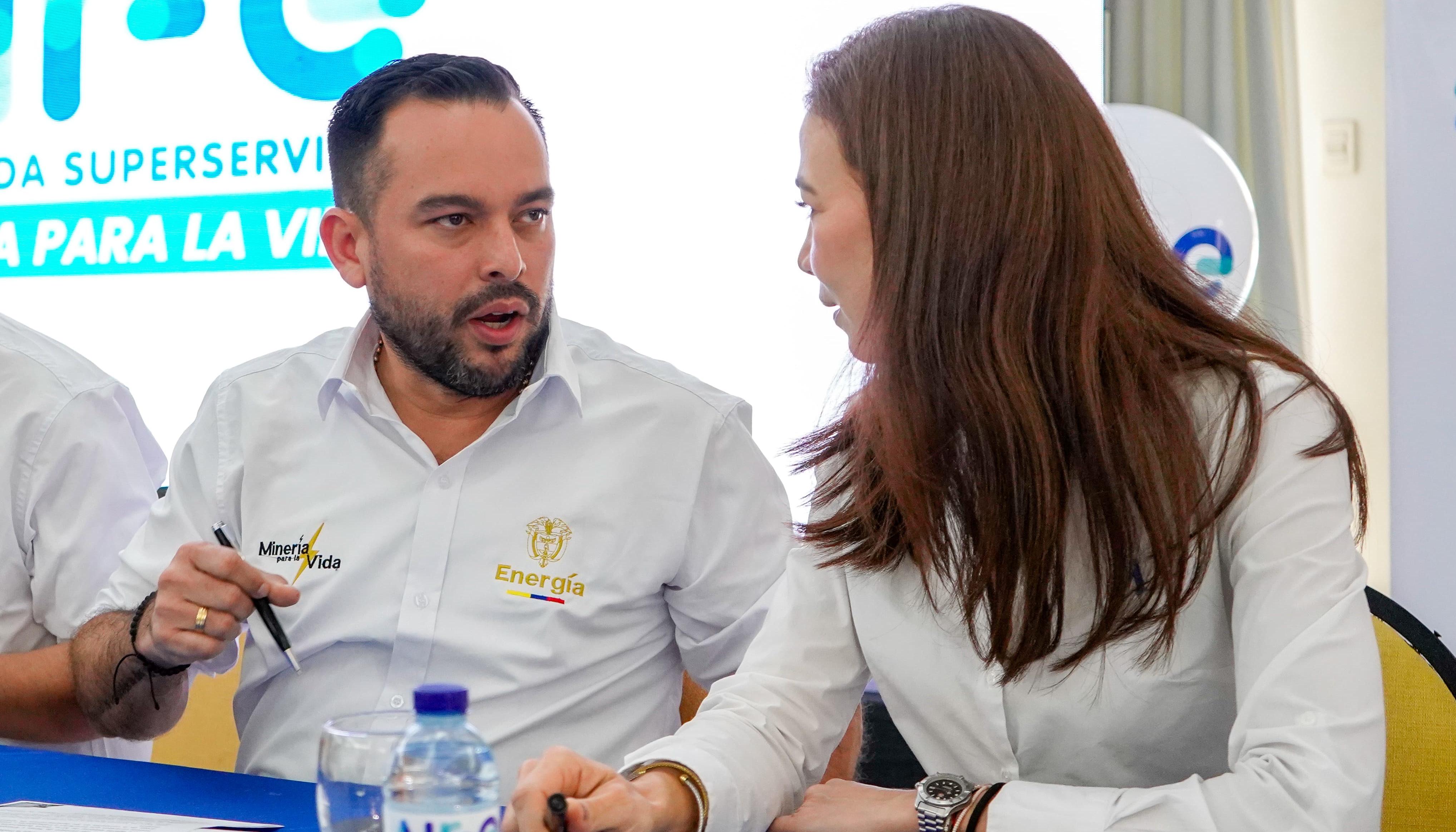Edwin Palma, ministro de Minas y Energías, en compañía de Diana Bustamante, agente interventora de Air-e.
