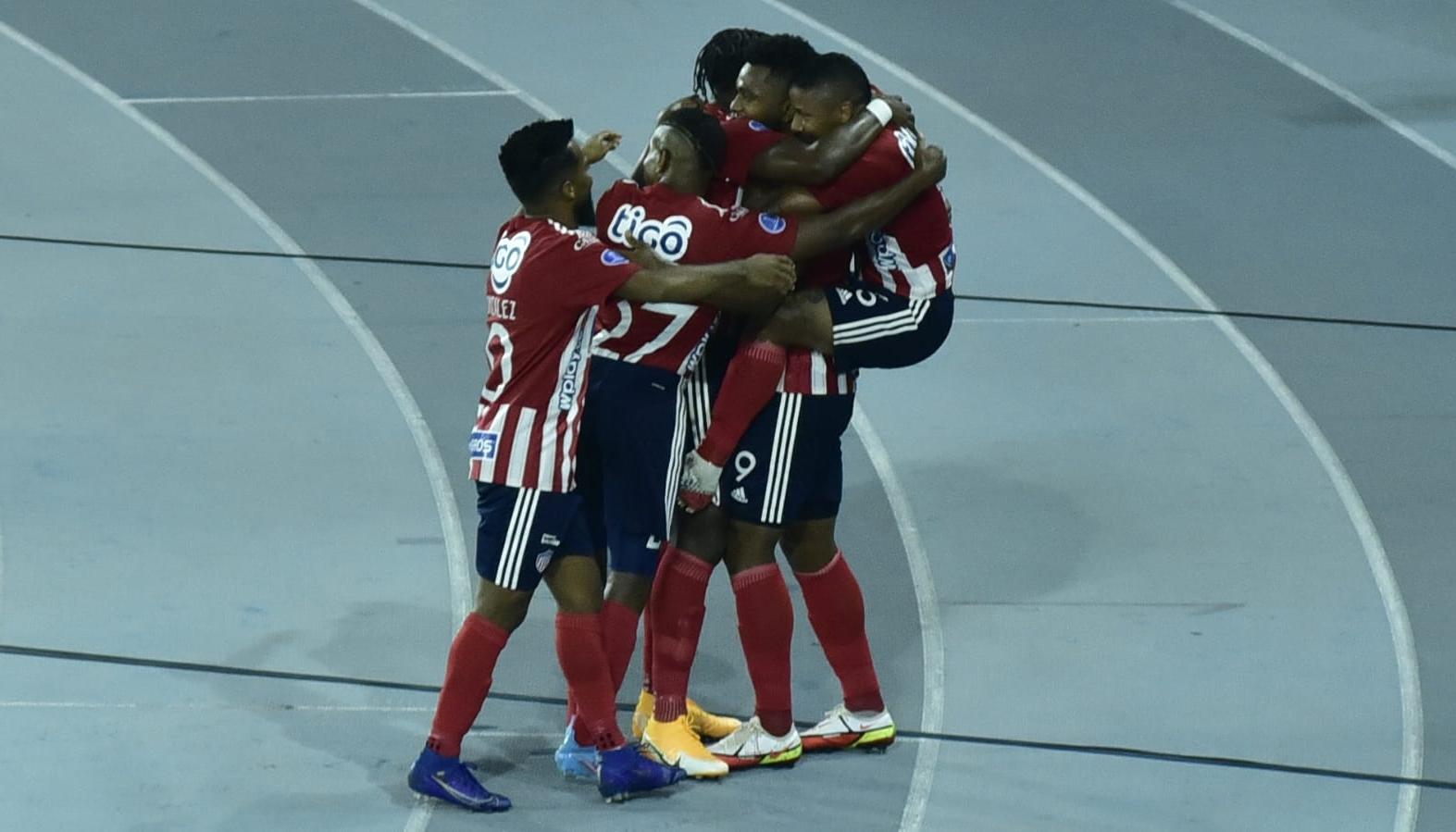 Jugadores de Junior celebran un gol marcado a La Equidad, en la serie disputada en 2022.