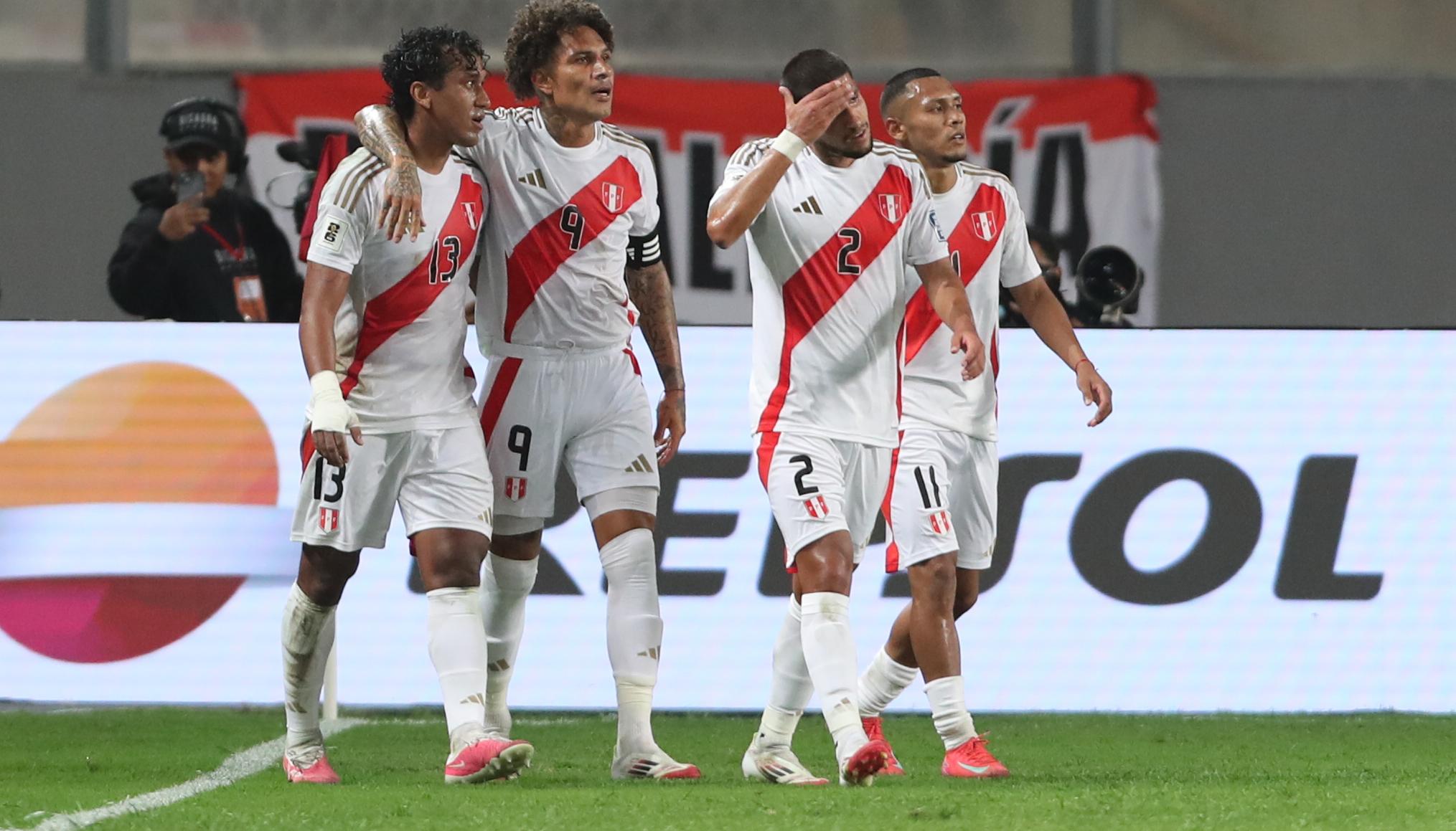 Jugadores peruanos celebran uno de los goles contra Bolivia, en la fecha anterior.
