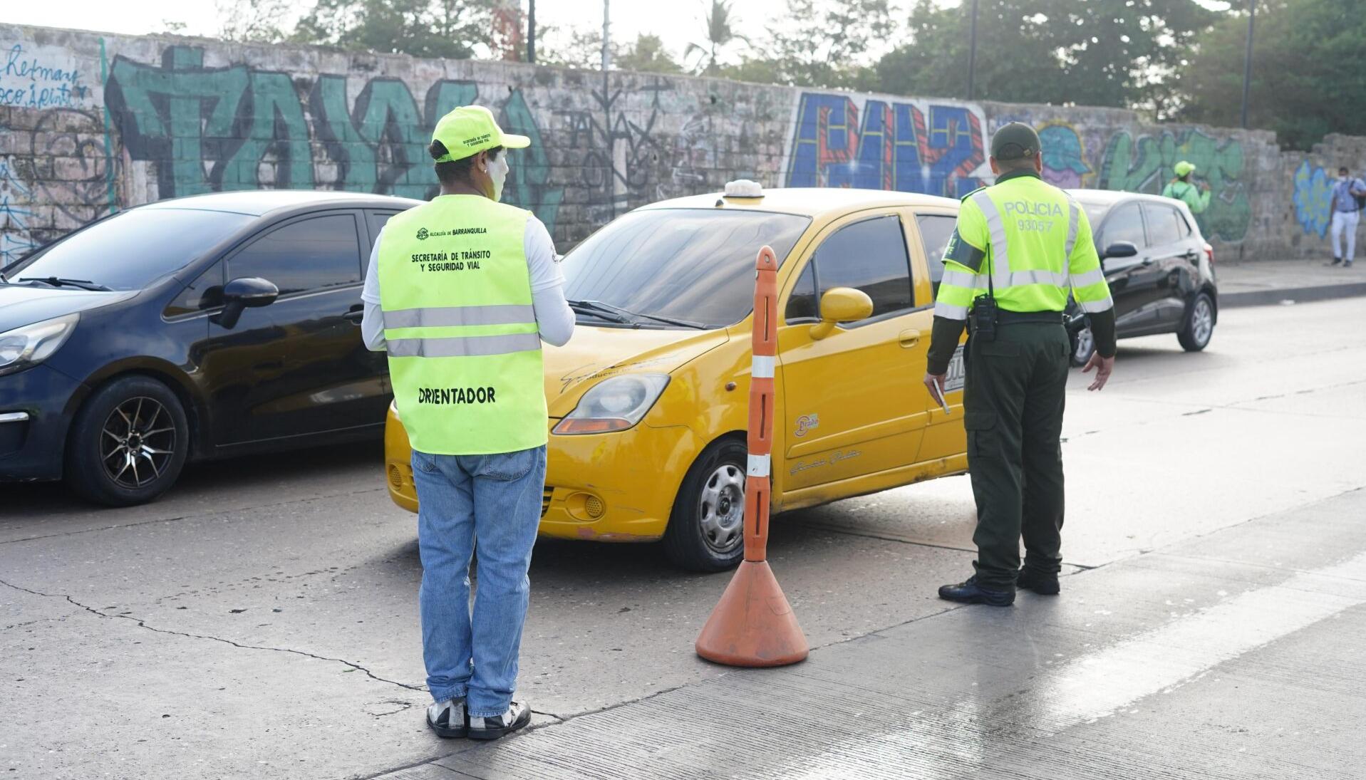 Policía de tránsito y orientadores de movilidad en controles en la Vía 40.