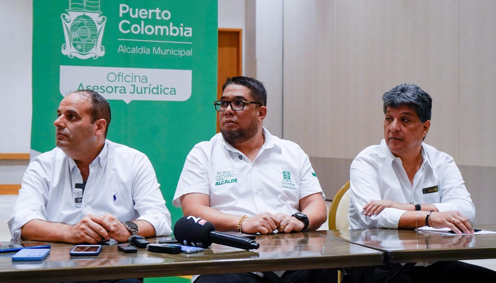 De Izq. a Der. Juan Barrero Berardinelli, abogado; Plinio Cedeño, alcalde de Puerto; Camilo Torres, exalcalde de Puerto.