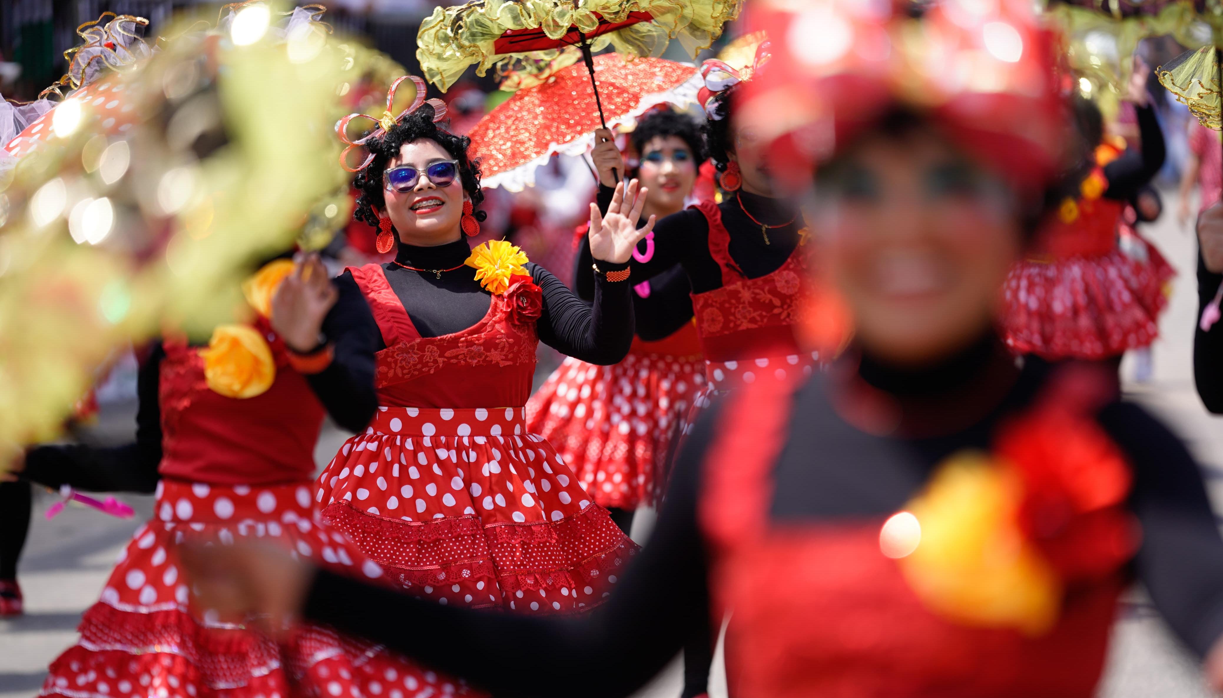 Las Negritas Puloy del barrio Montecristo desfilando en la Vía 40.