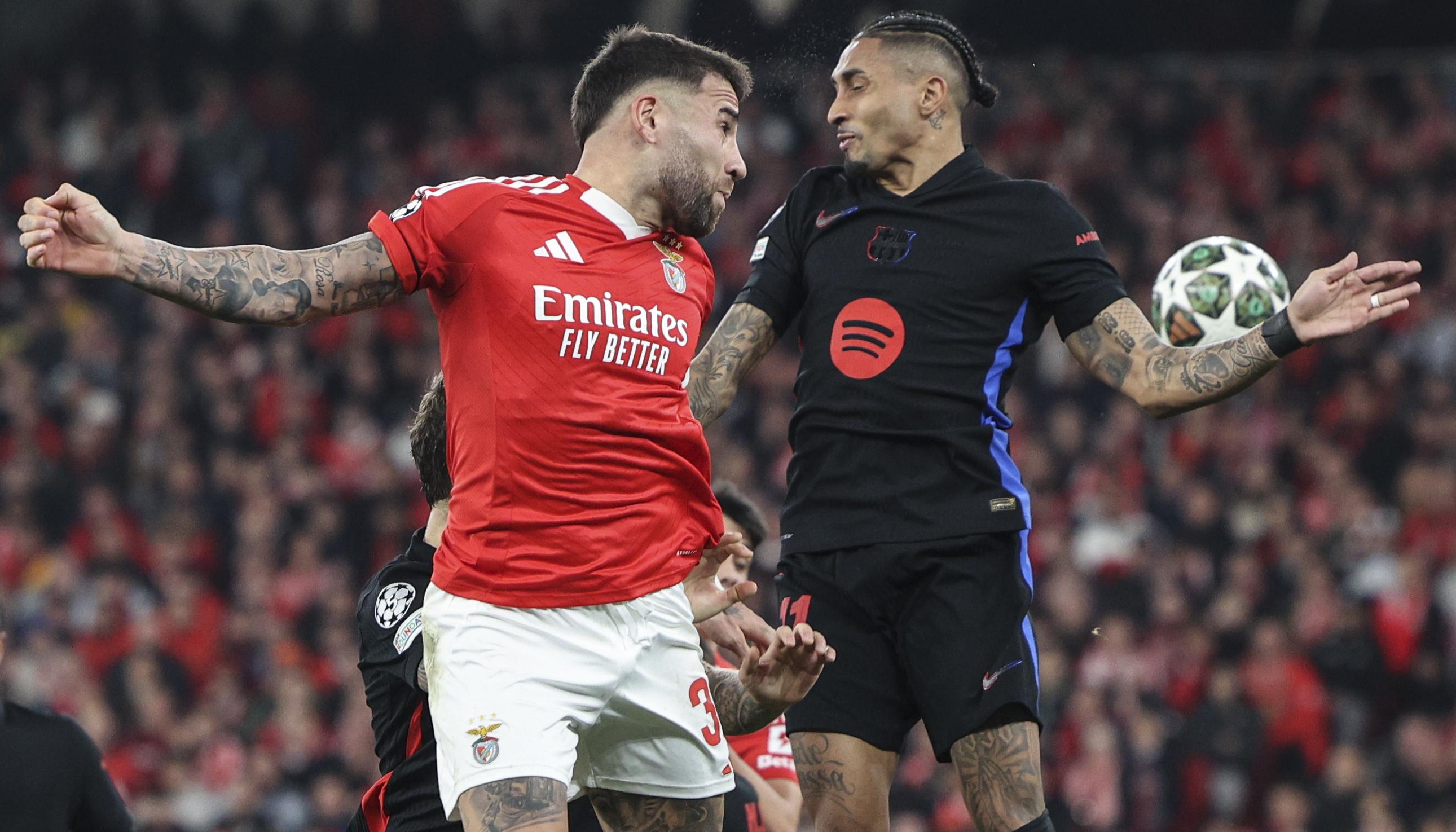 Raphinha, autor del gol del Barcelona, disputa la pelota con Nicolás Otamendi. 