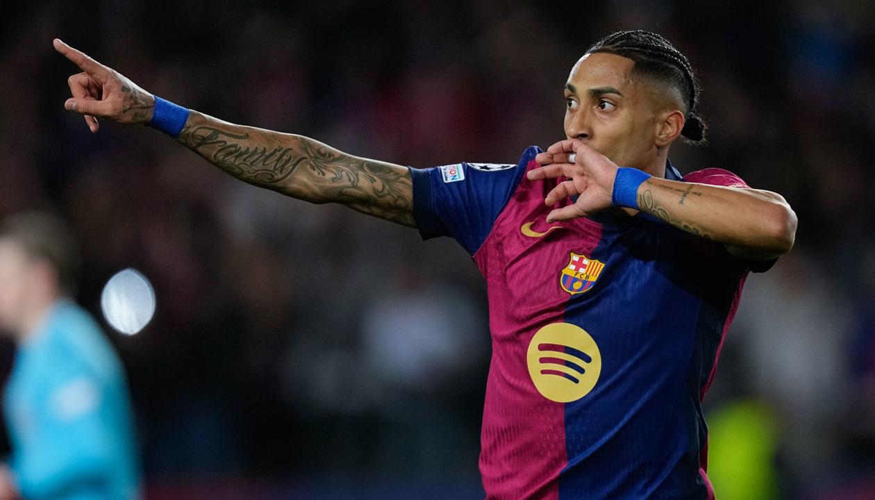 El brasileño Raphinha marcó un doblete contra el Benfica. 