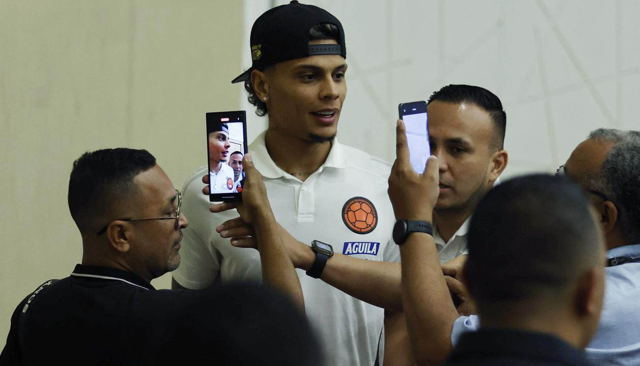 Richard Ríos asediado por varios aficionados de la Selección Colombia.