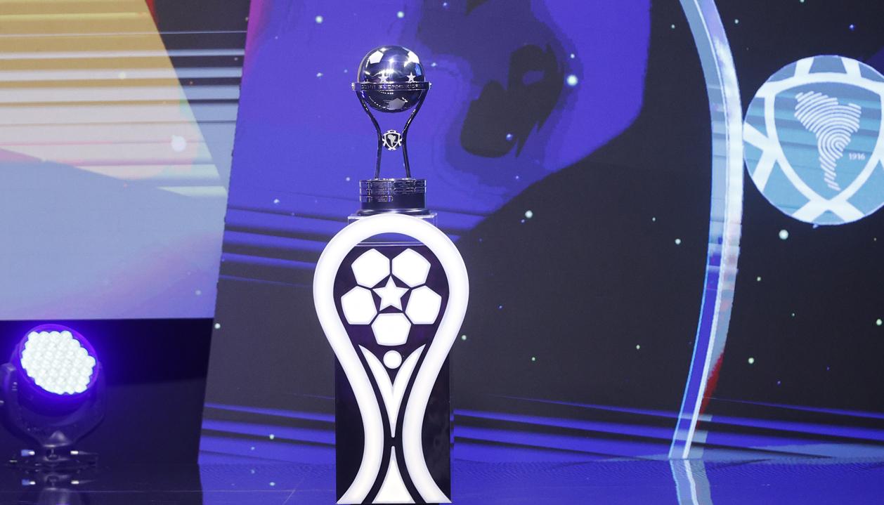 El trofeo de la Copa Sudamericana exhibido durante el sorteo celebrado en Luque.
