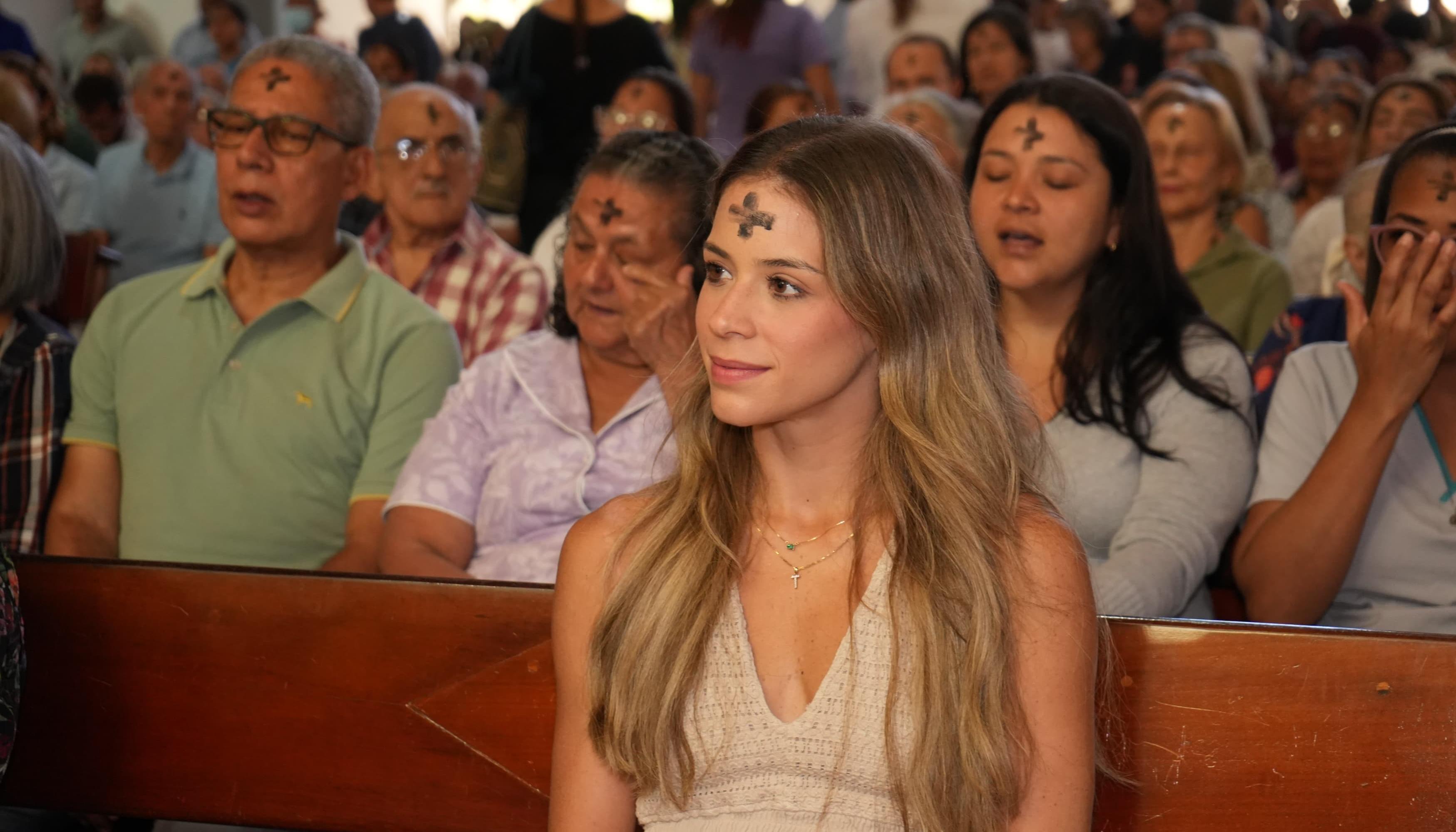 Reina Tatiana Angulo durante la imposición de la cruz de ceniza en la Torcoroma. 