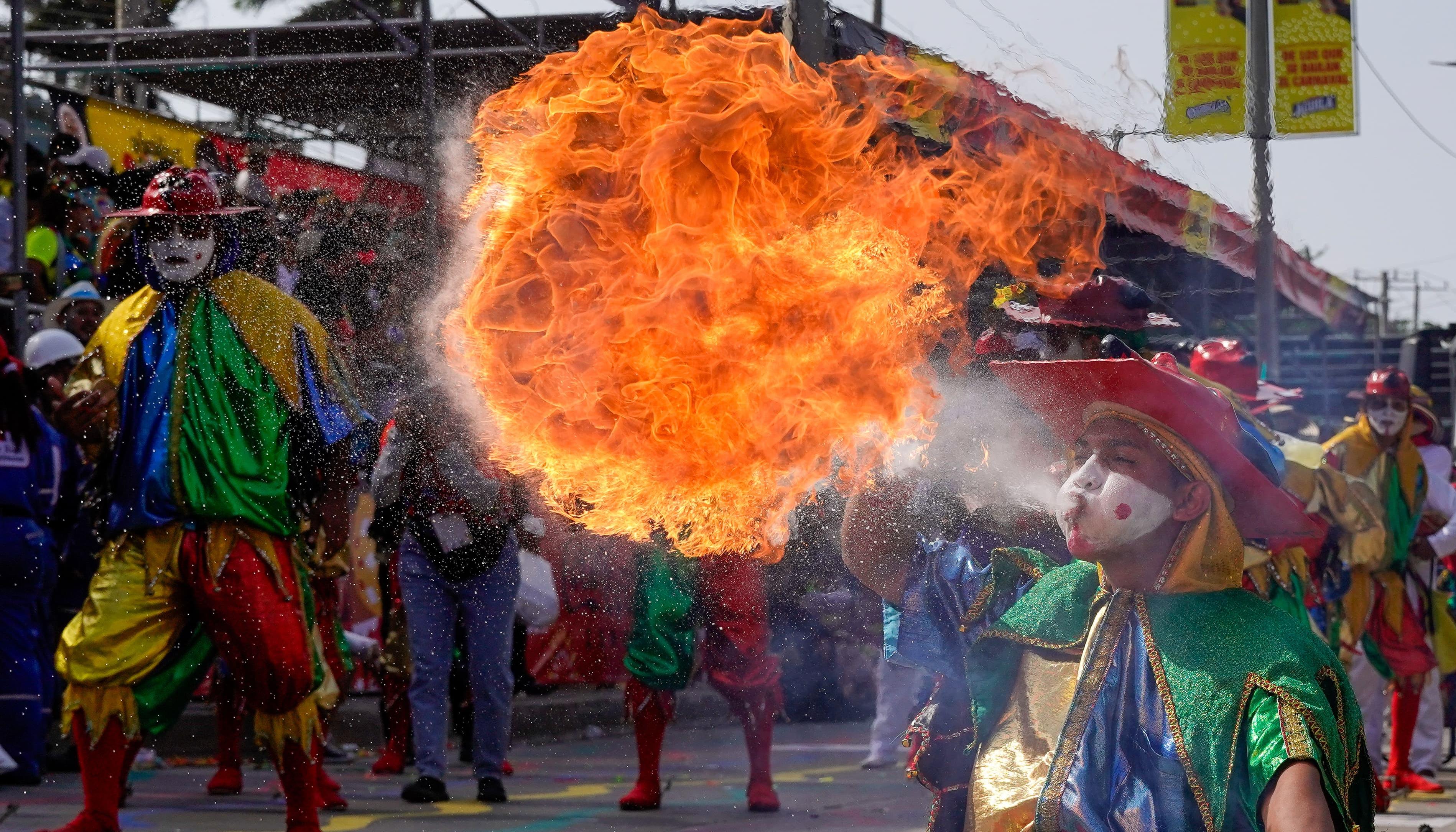 Los diablos arlequines con su espectáculo de fuego.