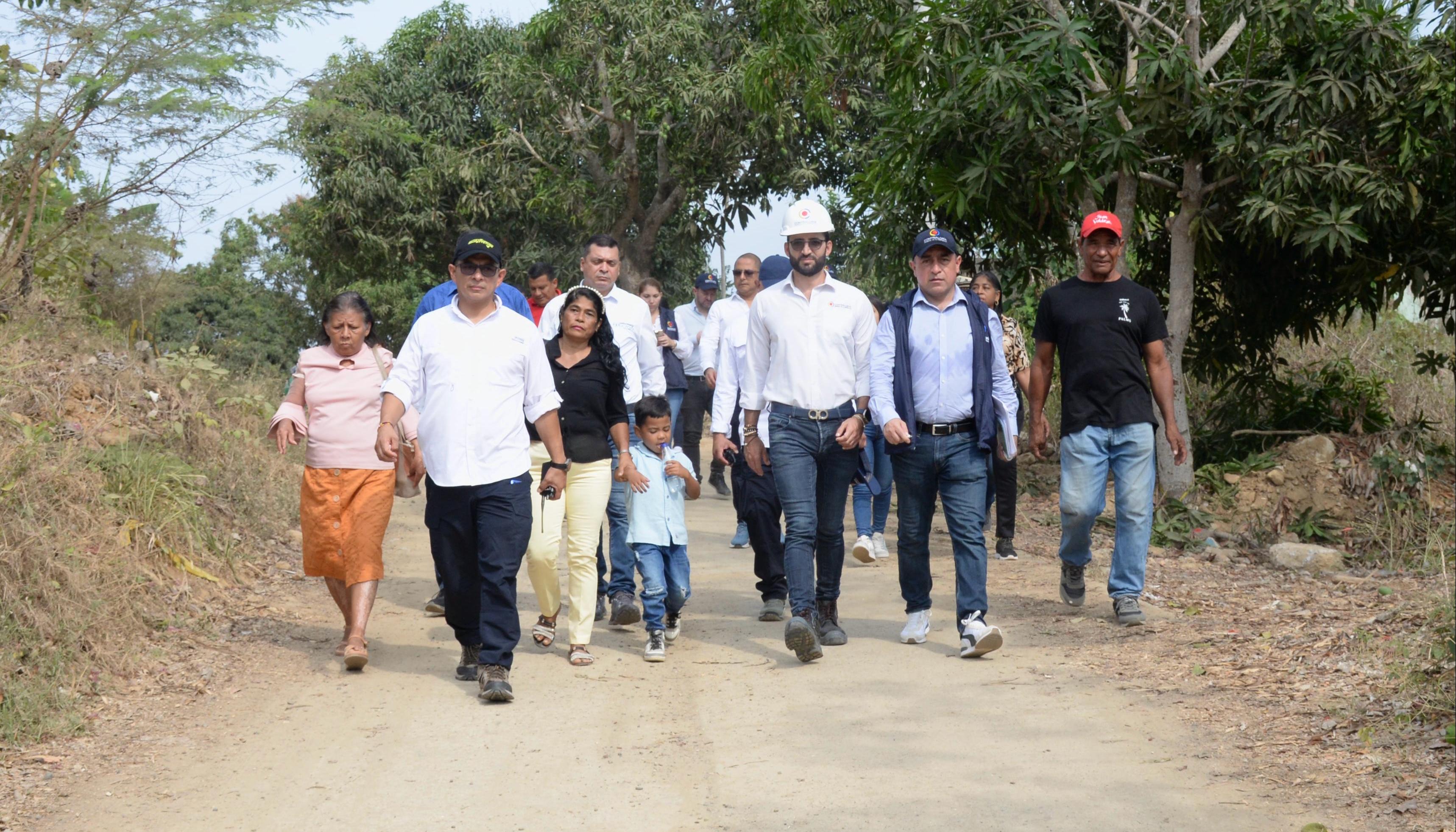 Vicecontralor Carlos Zuluaga en su visita a Piojó con los damnificados. 