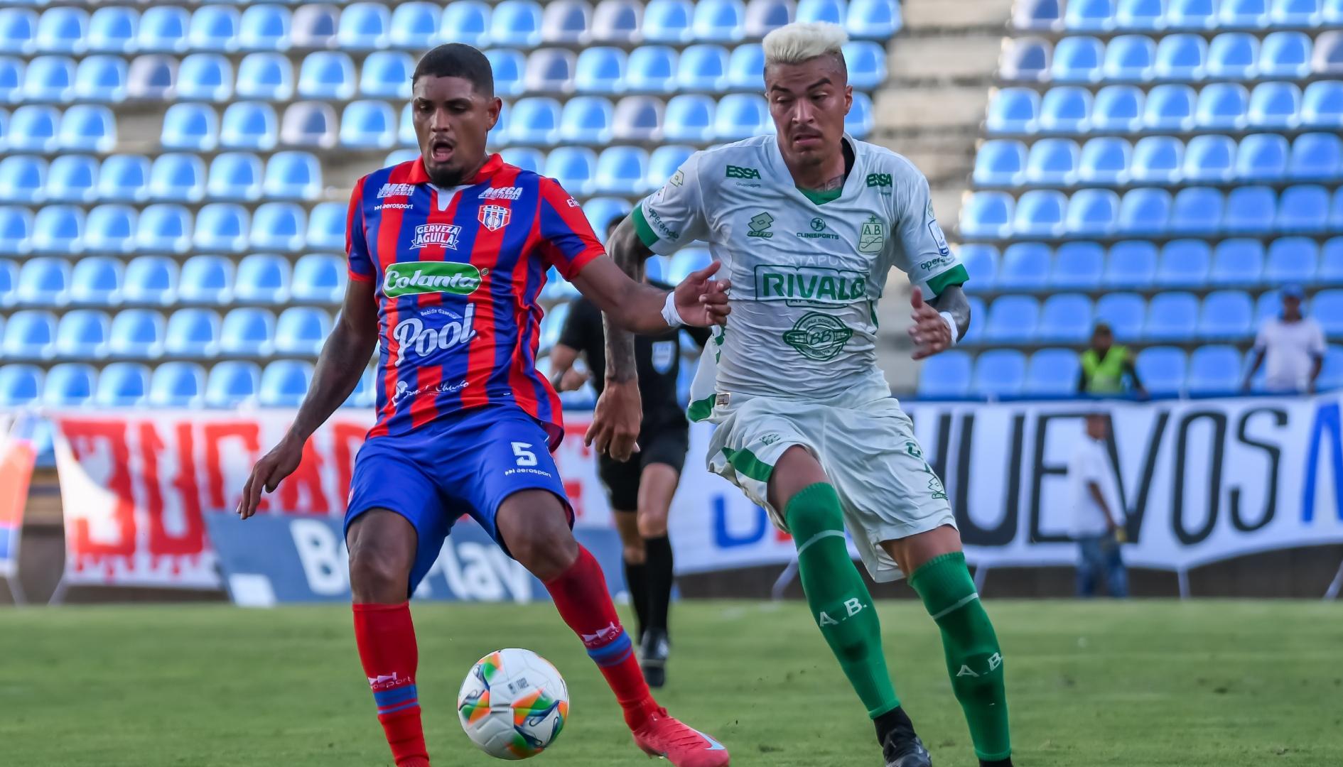 Martín Payares, defensa del Unión Magdalena, domina la pelota ante la marca de un jugador rival.