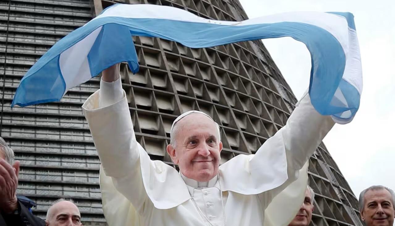 Francisco con la bandera de Argentina 