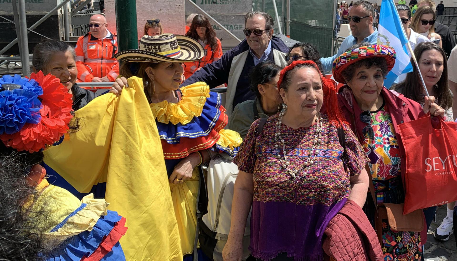 Mujeres colombianas con sus polleras. 