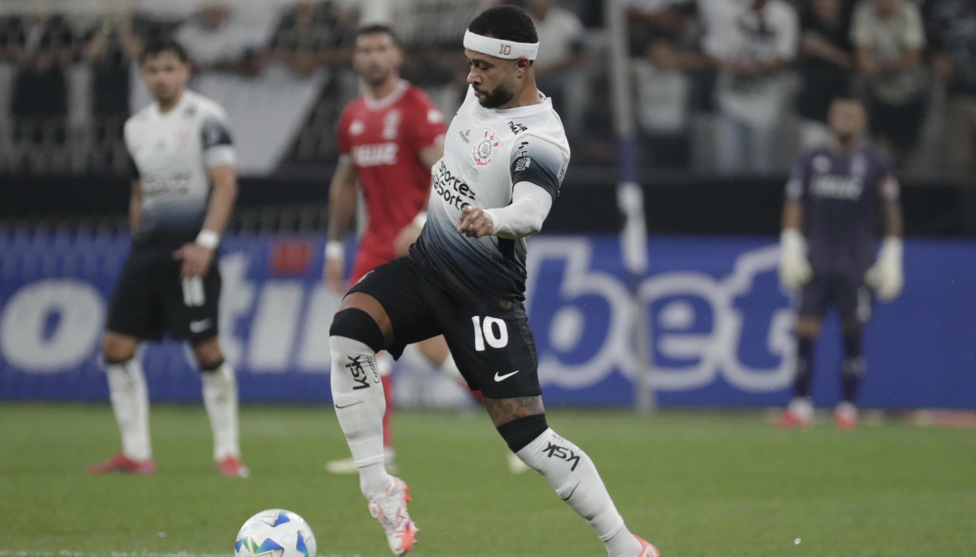 Memphis Depay en acción con Corinthians durante la primera fecha de la Copa Sudamericana.