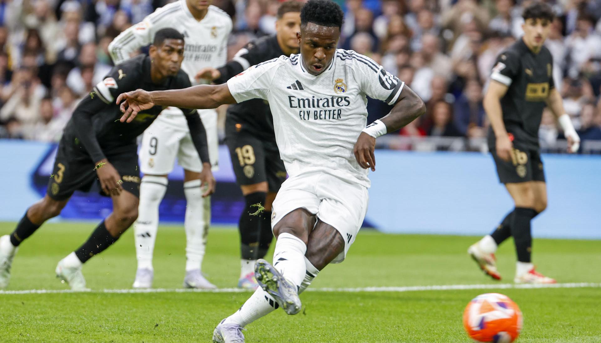 Vinicius al momento de cobrar el penal hoy contra Valencia.