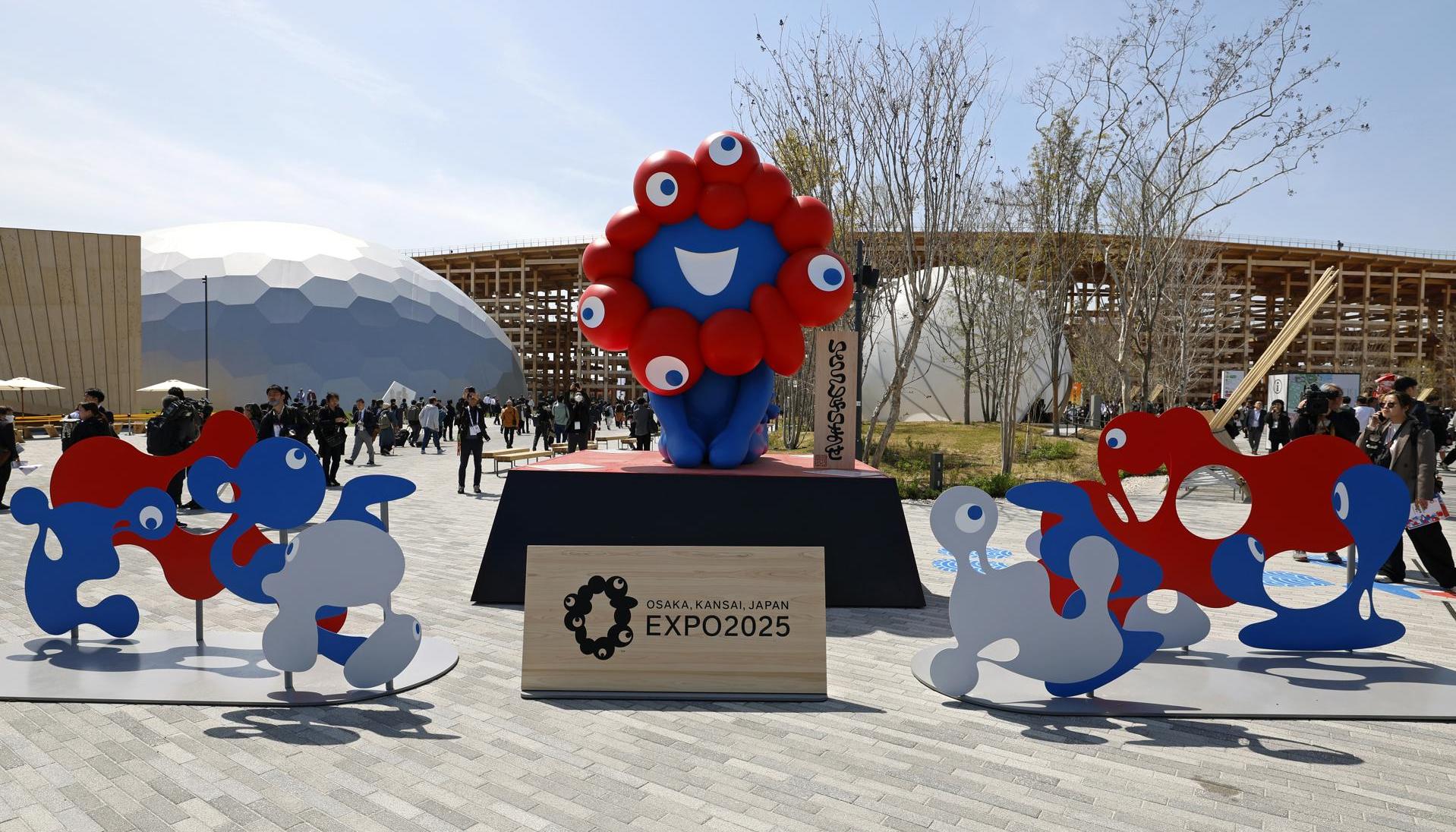 Myaku-Myaku, la peculiar y colorida mascota del evento. 