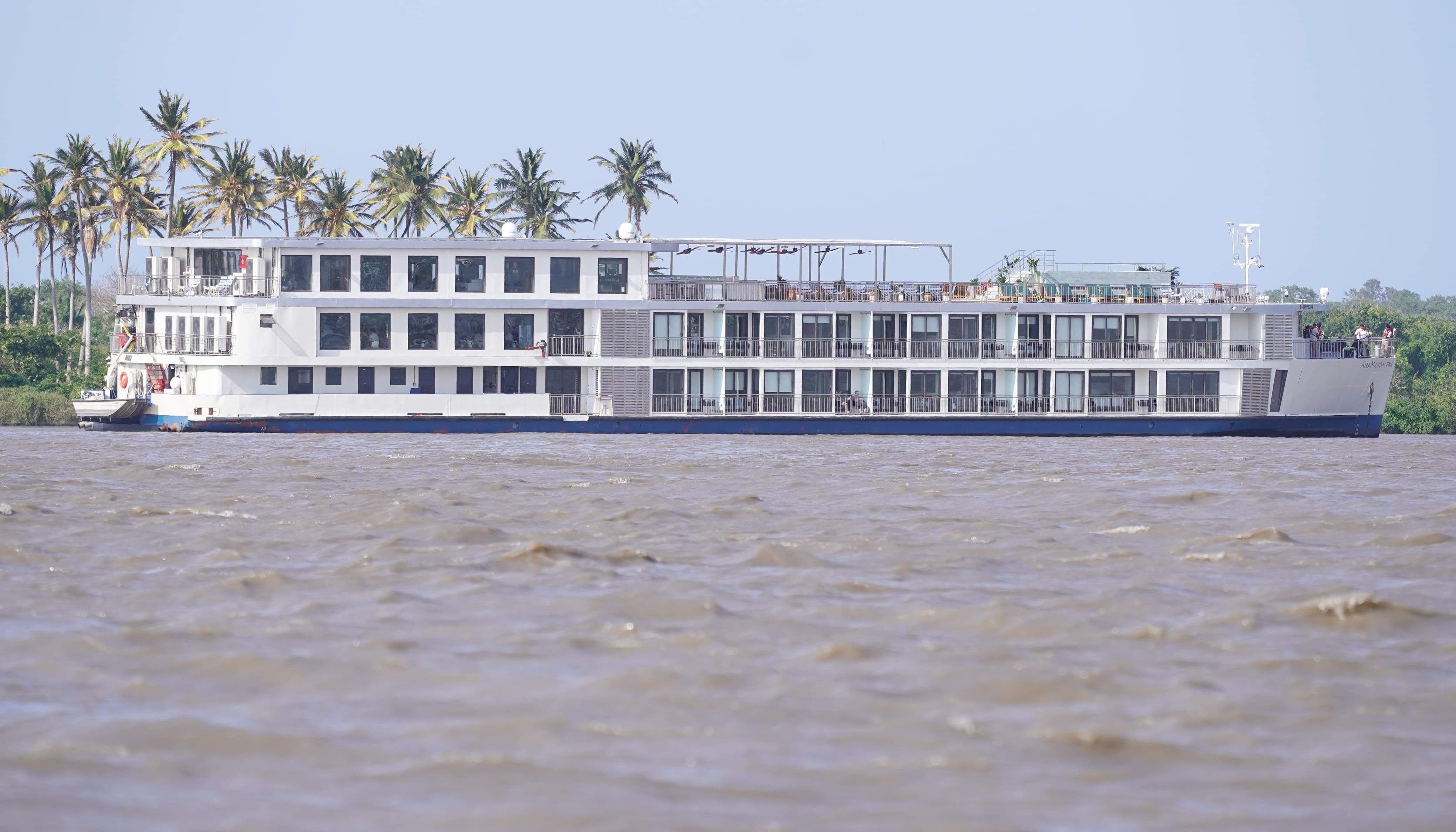 El AmaMagdalena pasando por el Malecón del Río.