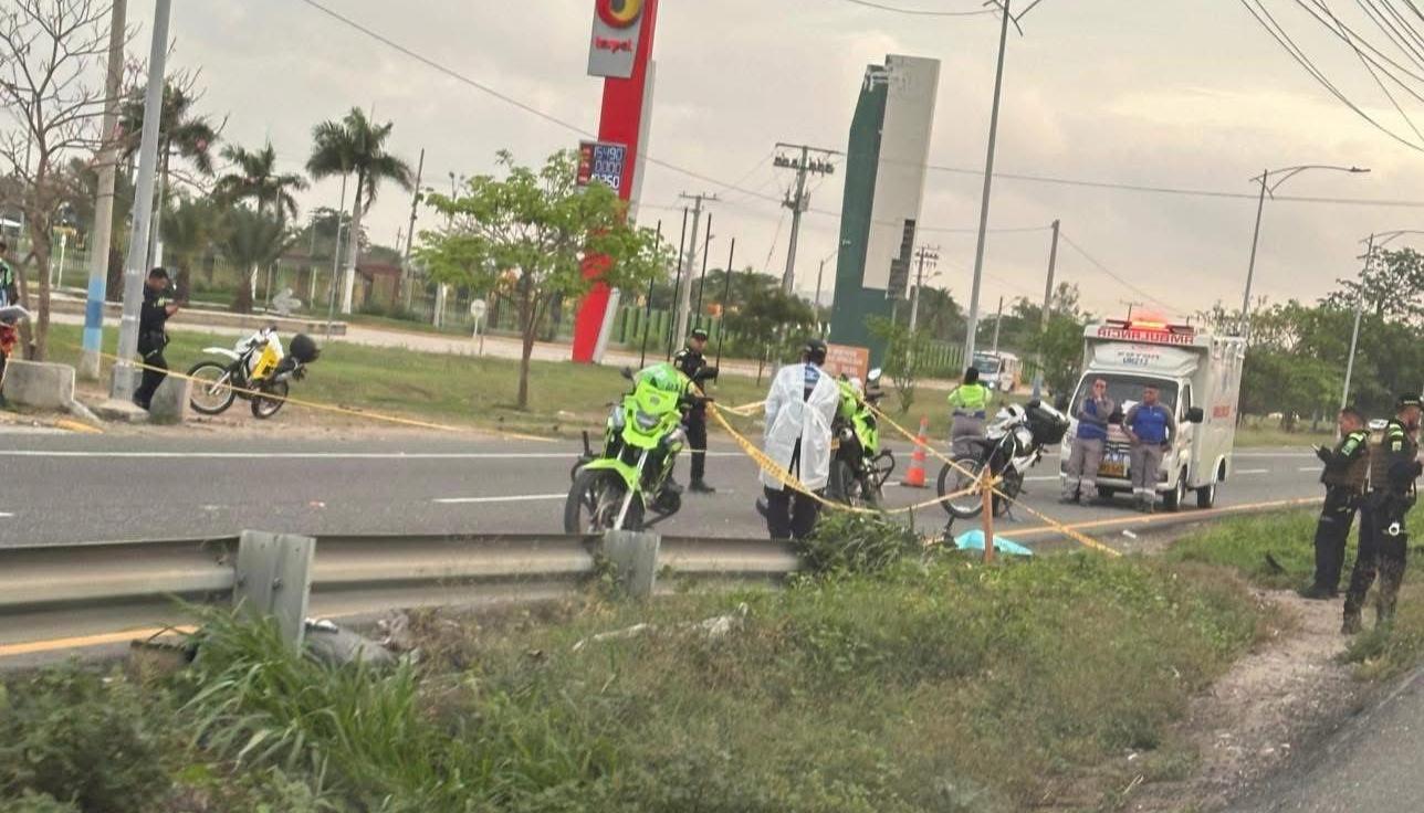 El motociclista murió en el acto, a un lado de la vía. 