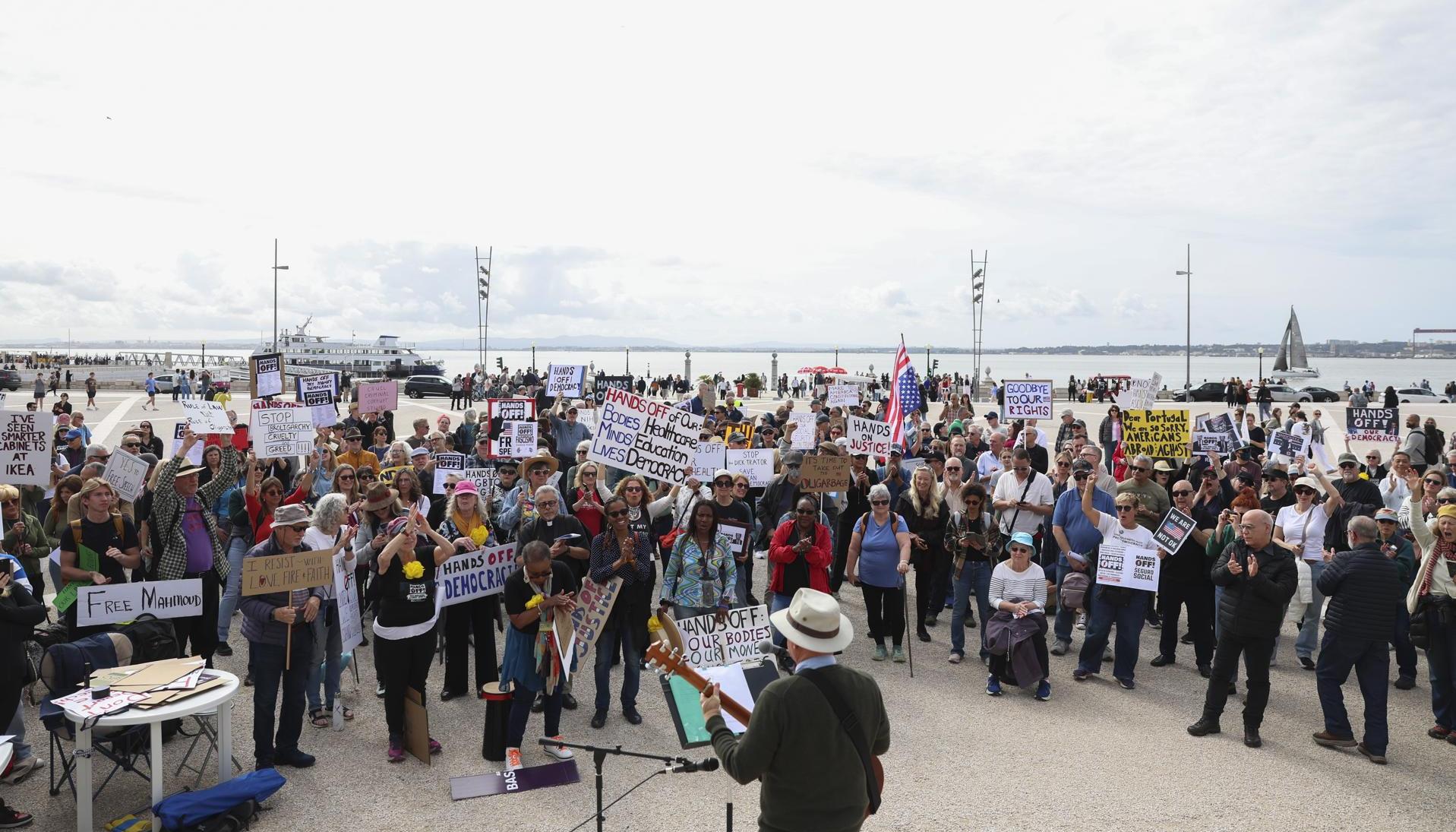 Activistas manifestándose. 