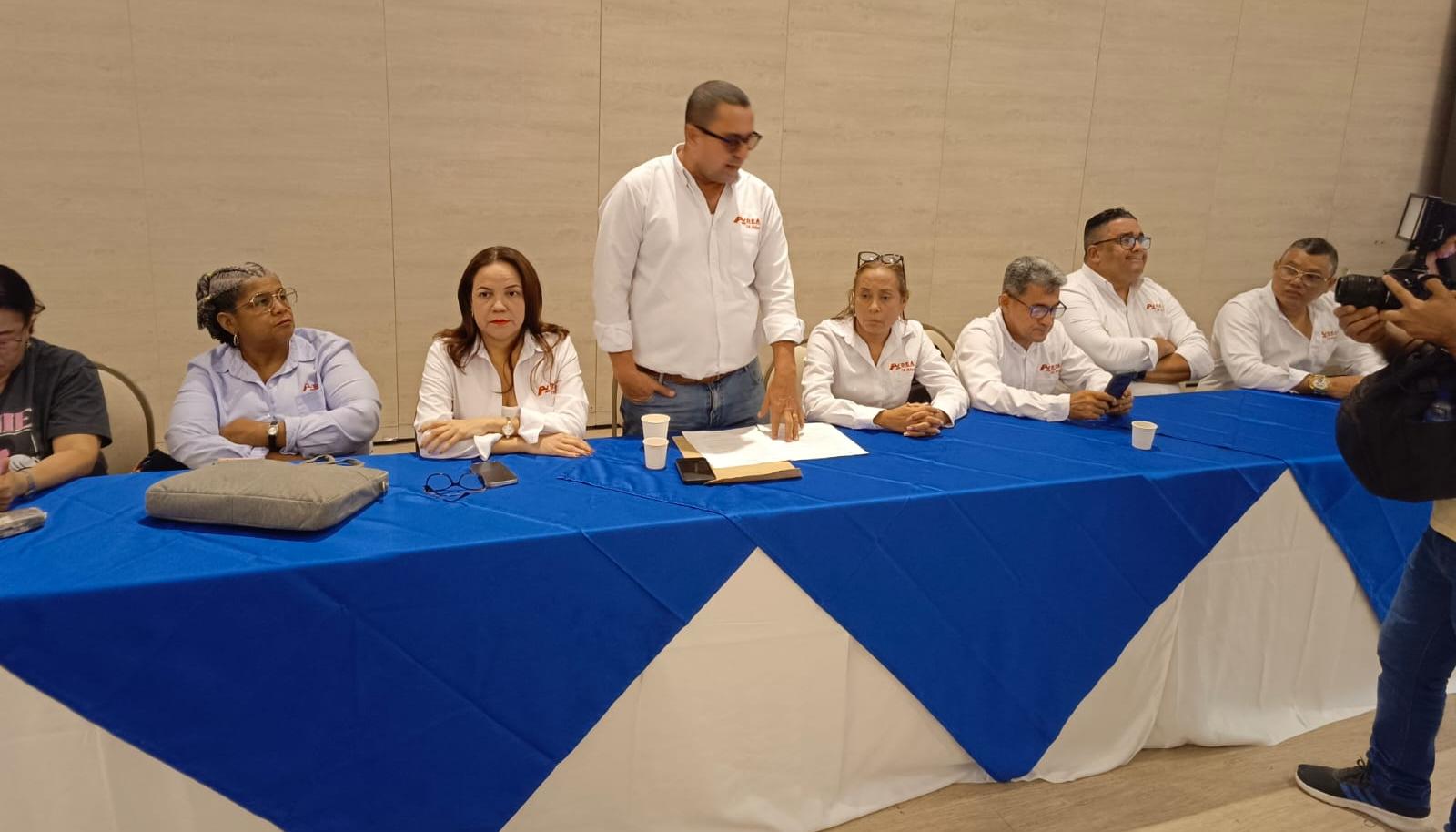 Representantes de la Adea en la mesa.