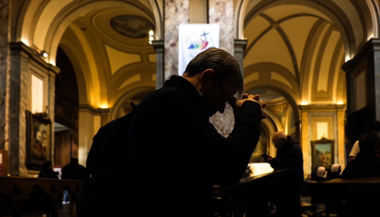 Un hombre reza en una misa en honor al Papa Francisco este lunes, en la Catedral Metropolitana de la Ciudad de Buenos Aires.