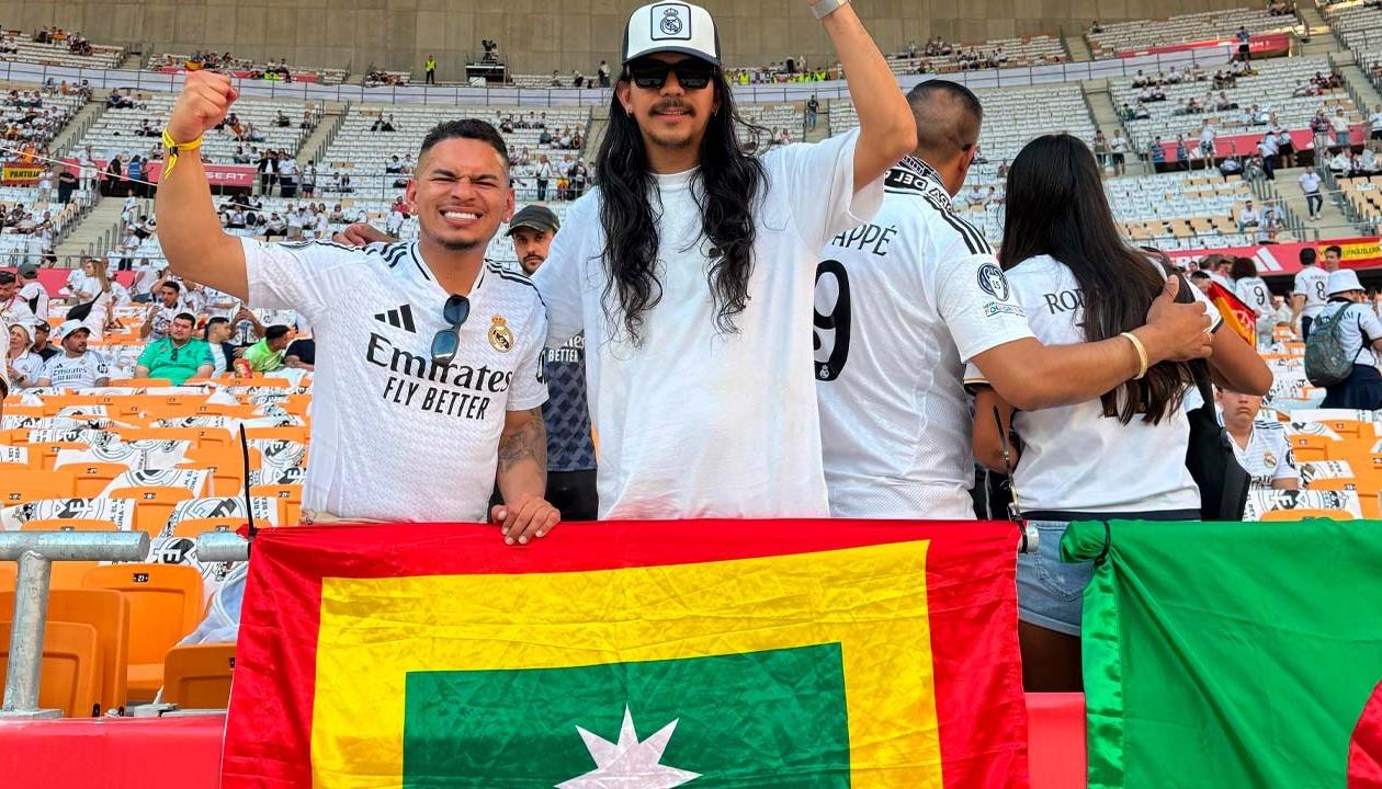 Rodolfo Antonio Ortiz Restrepo y Josué David Maestre Vanegas con la bandera de Barranquilla en el estadio La Cartuja de Sevilla.