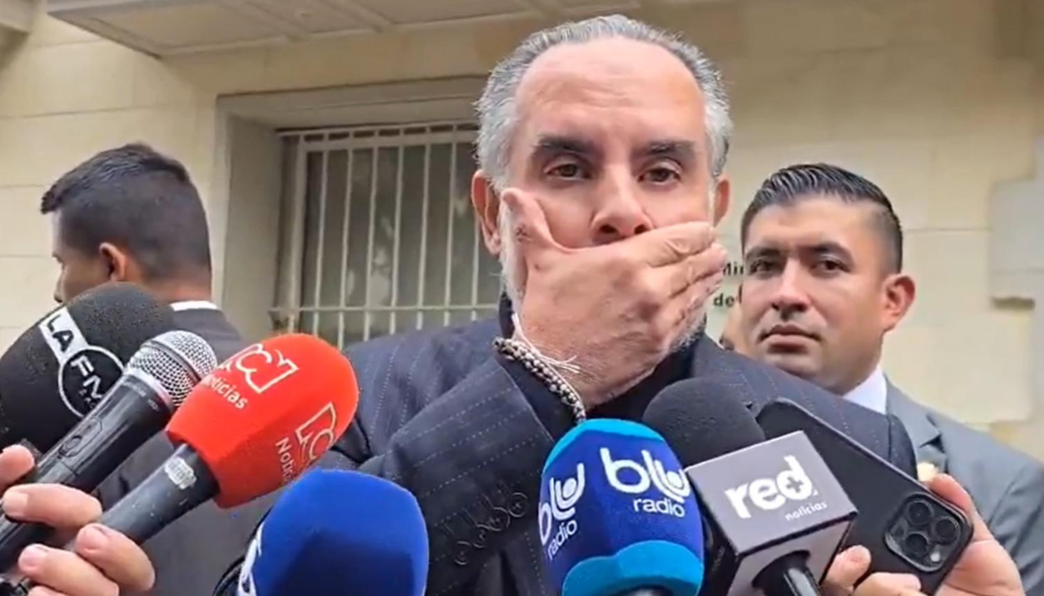 Armando Benedetti tapándose la boca.