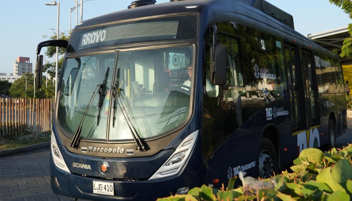 Un bus de Transmetro en la estación Joe Arroyo. 