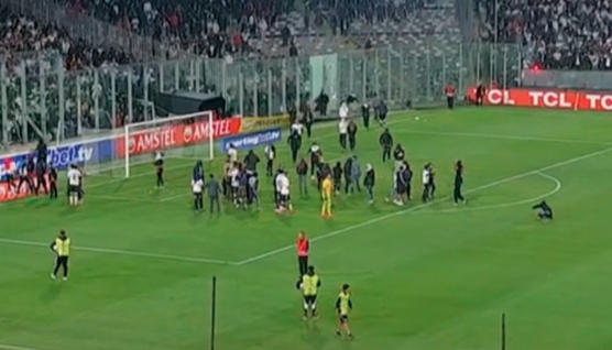 Momento en que se presentó la invasión al terreno de juego. 